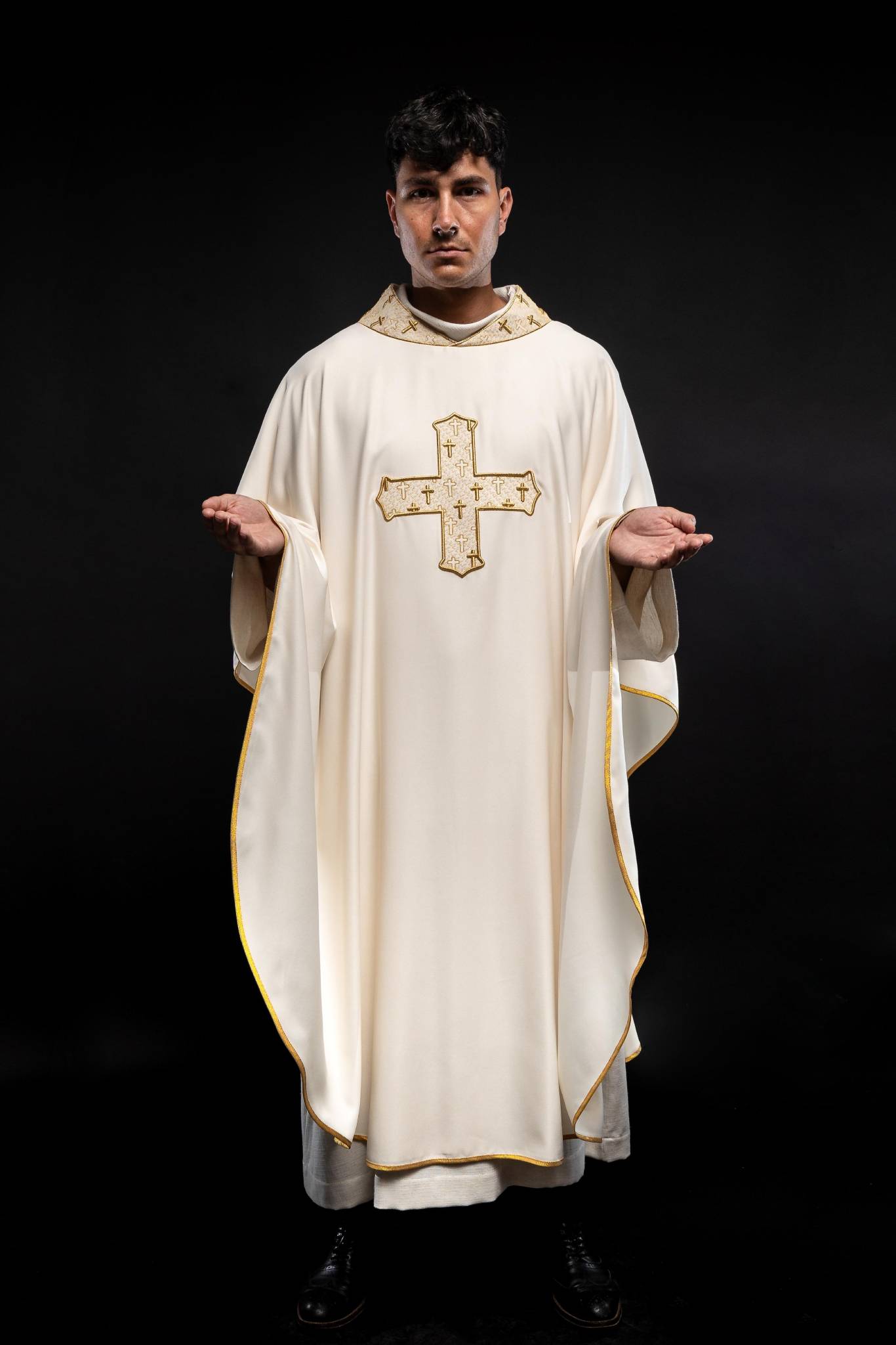 Ornat z bogato haftowanym krzyżem i kołnierzem w kolorze ecru - ORNATY.PL