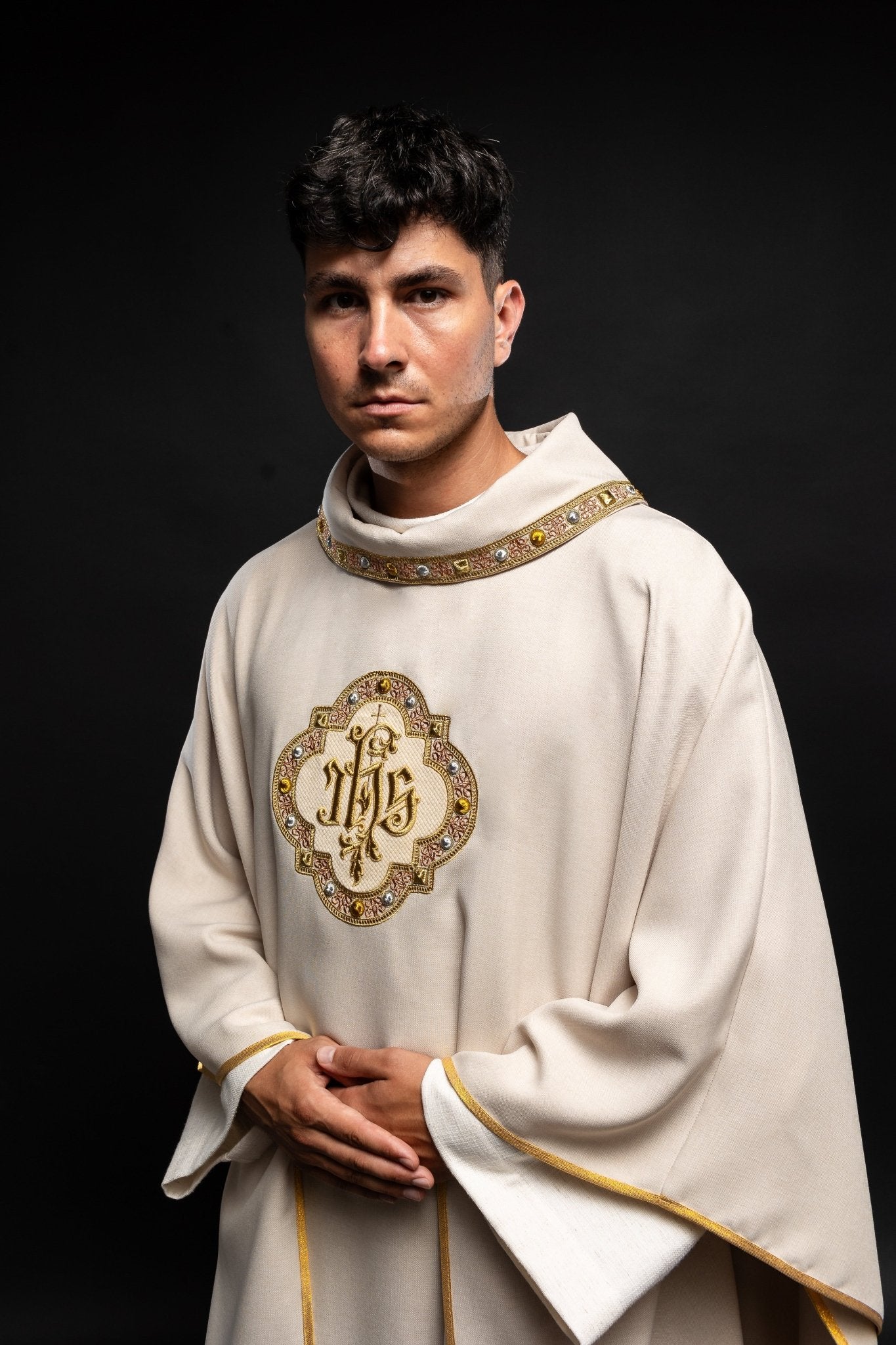 Ornat z bogato haftowanym pasem i lamówką wokół haft IHS I kołnierza w kolorze ecru