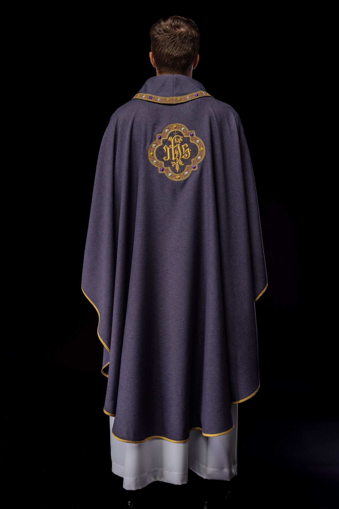 Ornat z bogato haftowanym pasem i lamówką wokół haft IHS I kołnierza w kolorze fioletowym