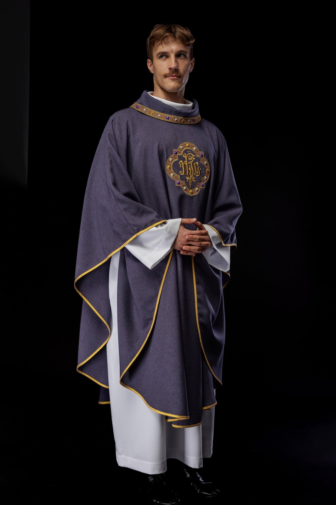 Ornat z bogato haftowanym pasem i lamówką wokół haft IHS I kołnierza w kolorze fioletowym