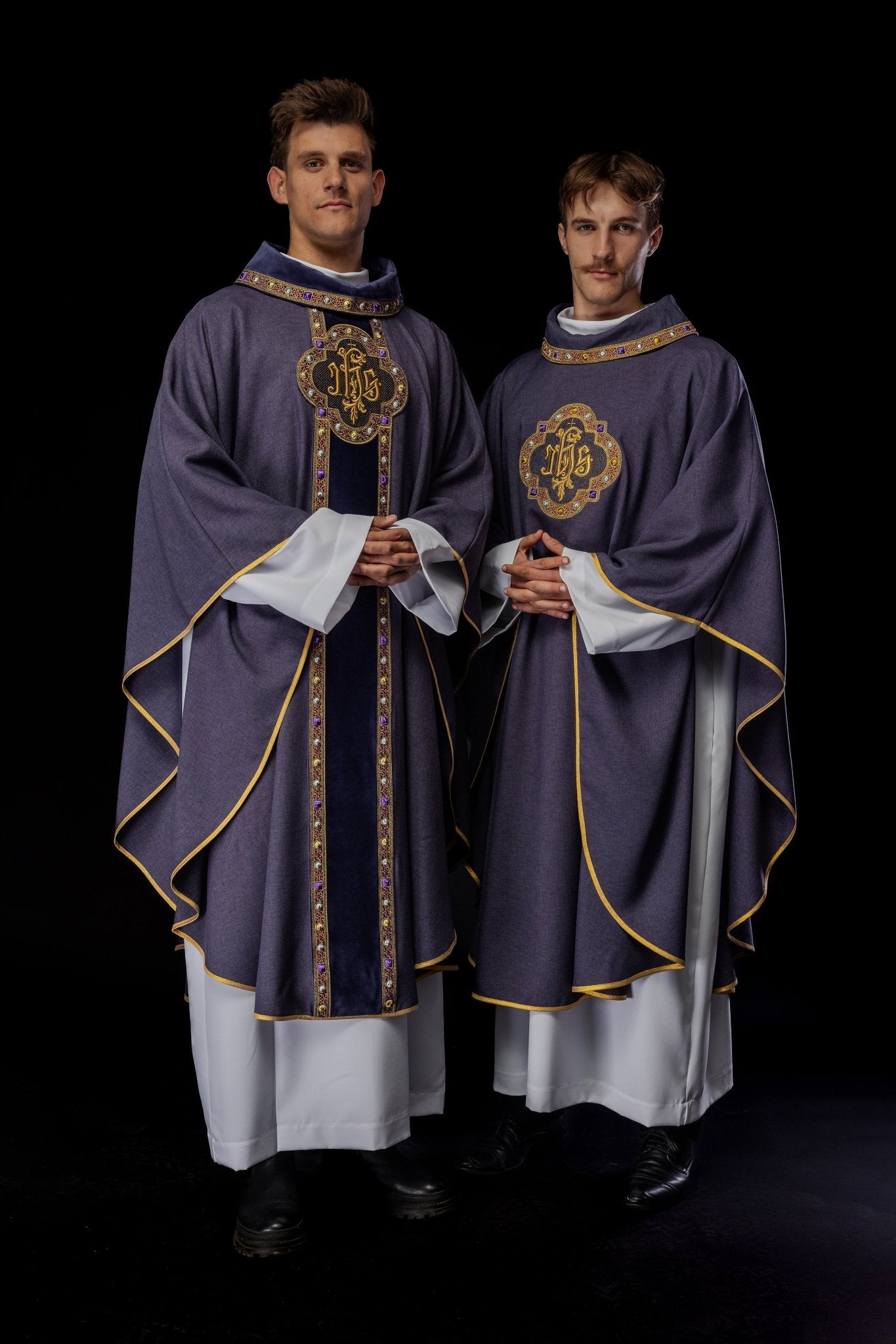 Ornat z bogato haftowanym pasem i lamówką wokół haft IHS I kołnierza w kolorze fioletowym