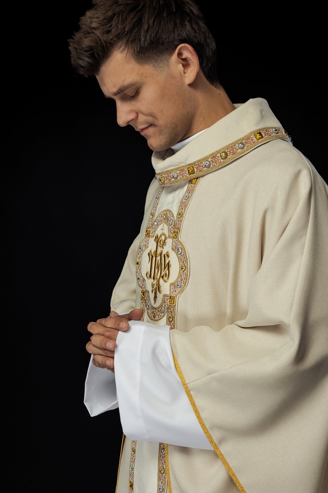 Ornat z bogato haftowanym pasem i lamówką wokół haftu IHS i kołnierza w kolorze ecru