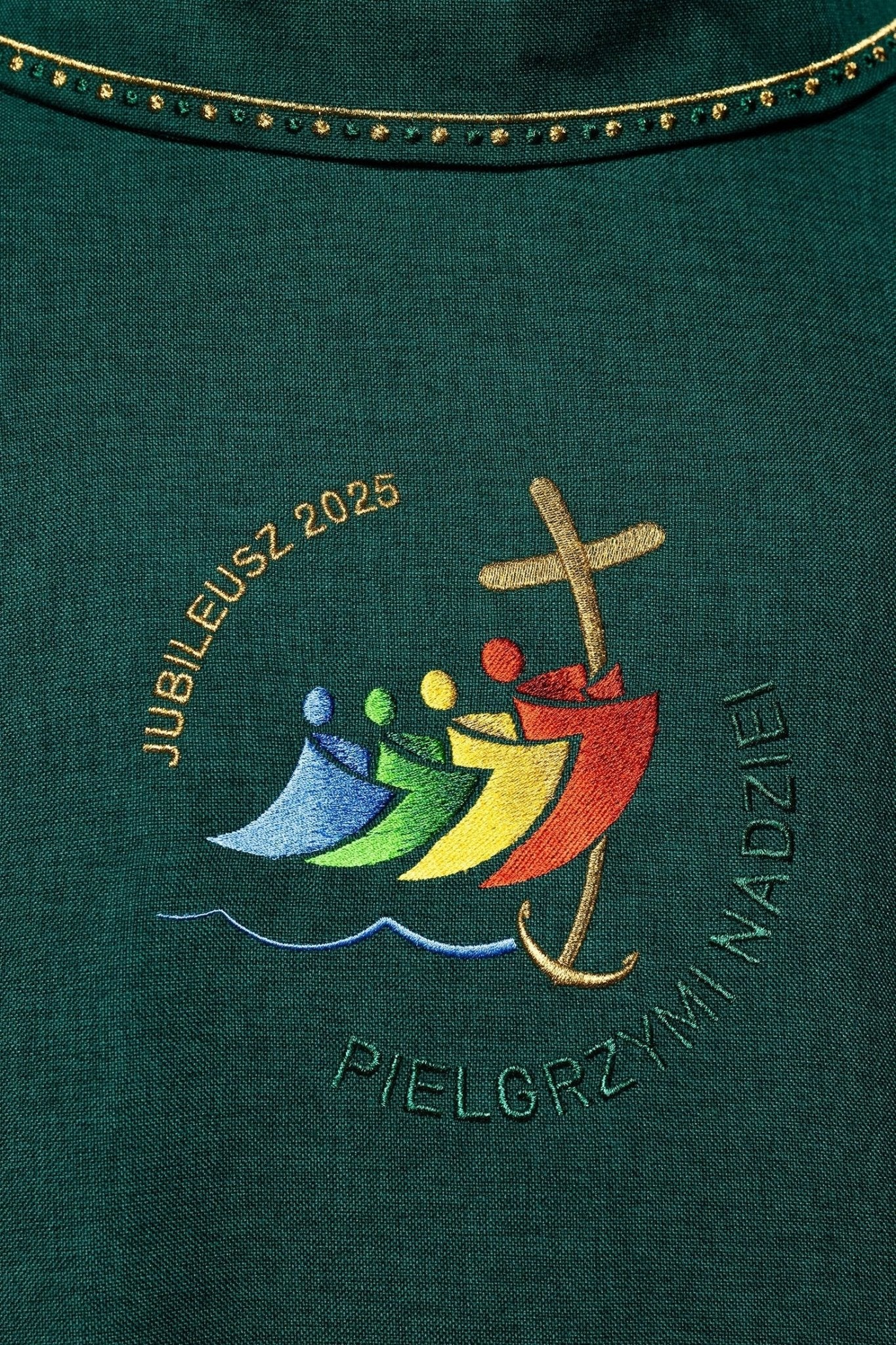 Ornat z haftem JUBILEUSZ RZYM 2025 z lamówką na kołnierzu w kolorze zielonym (W JĘZYKU POLSKIM)