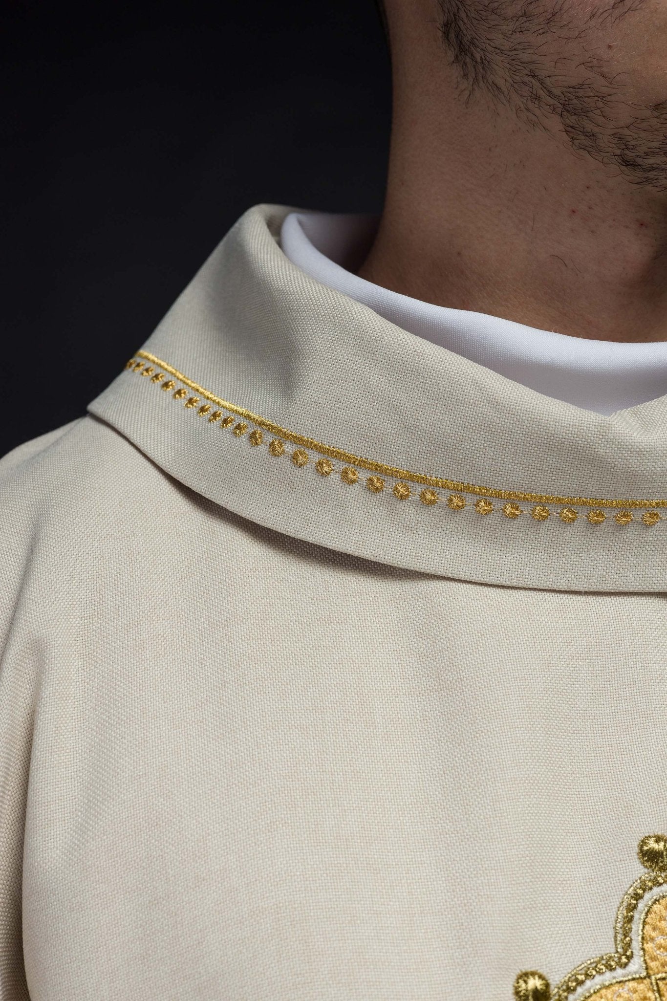 Ornat z haftowanym krzyżem i złotą lamówką na kołnierzu w kolorze ecru