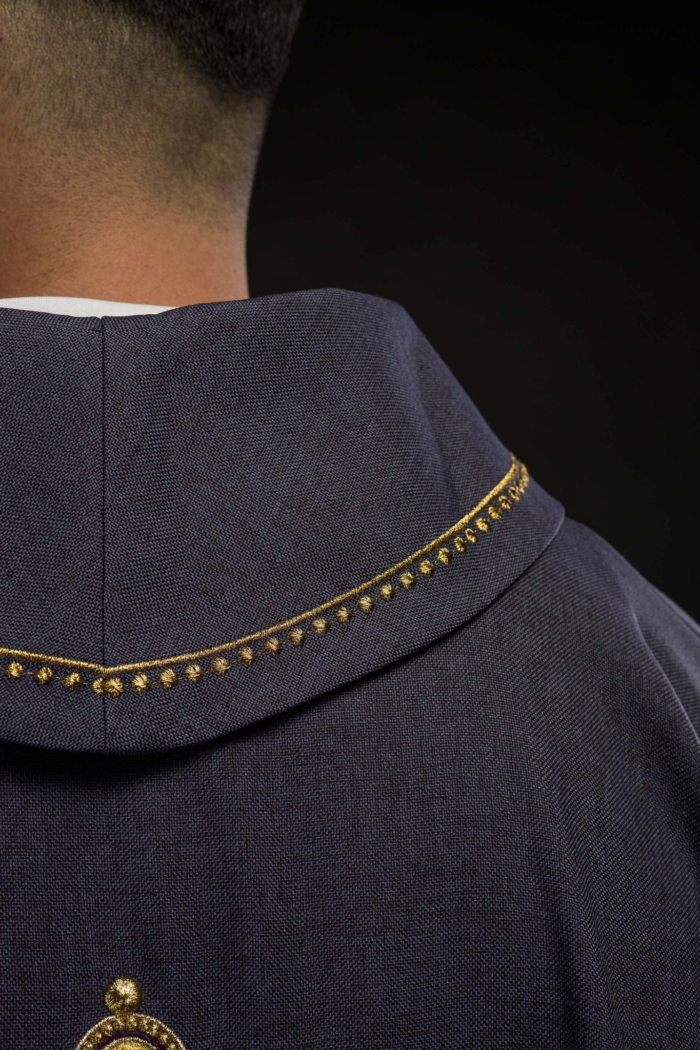 Ornat z haftowanym krzyżem i złotą lamówką na kołnierzu w kolorze fioletowym