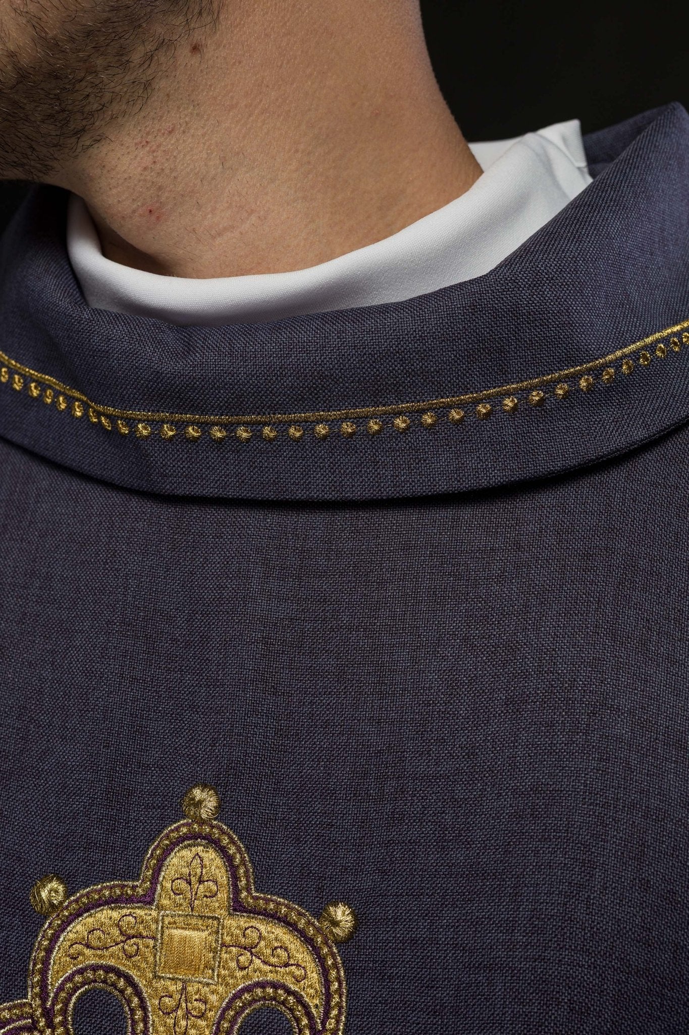 Ornat z haftowanym krzyżem i złotą lamówką na kołnierzu w kolorze fioletowym