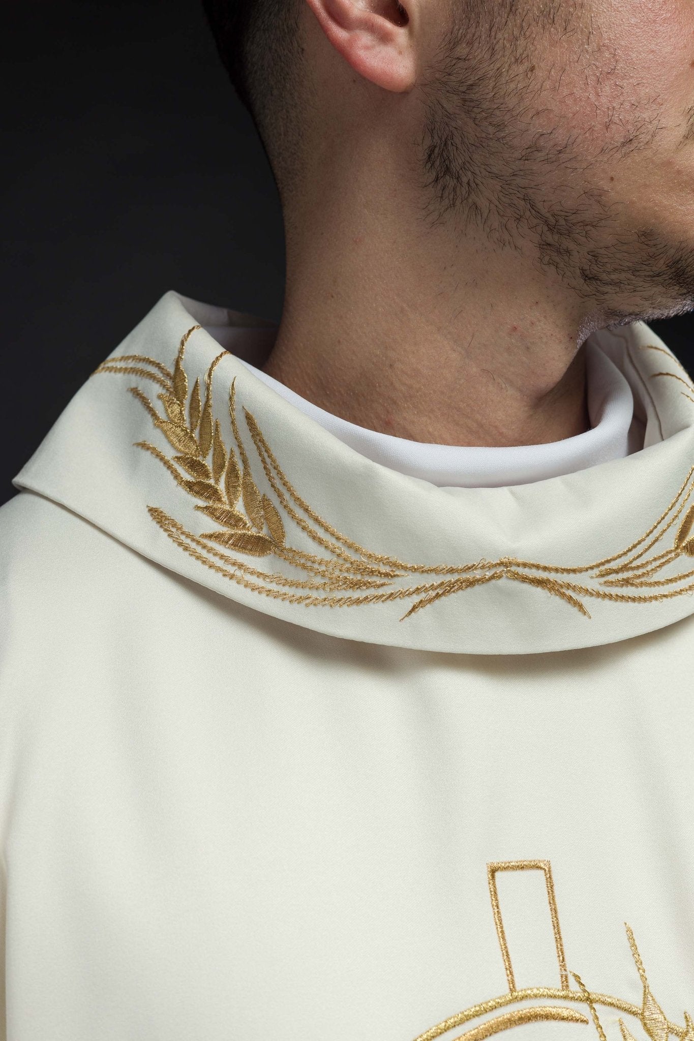 Ornat z haftowanym krzyżem oraz motywami kłosów w kolorze ecru