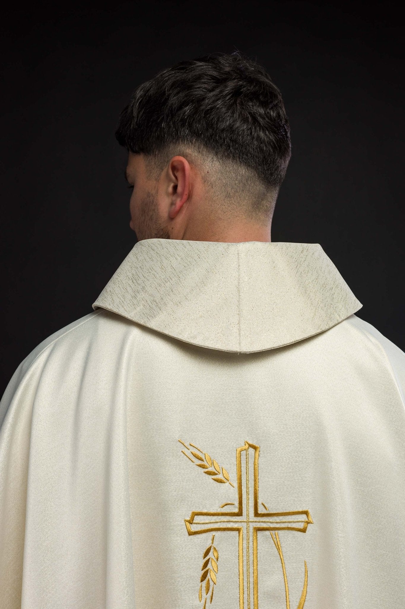 Ornat z motywem krzyża i kłosa w kolorze ecru