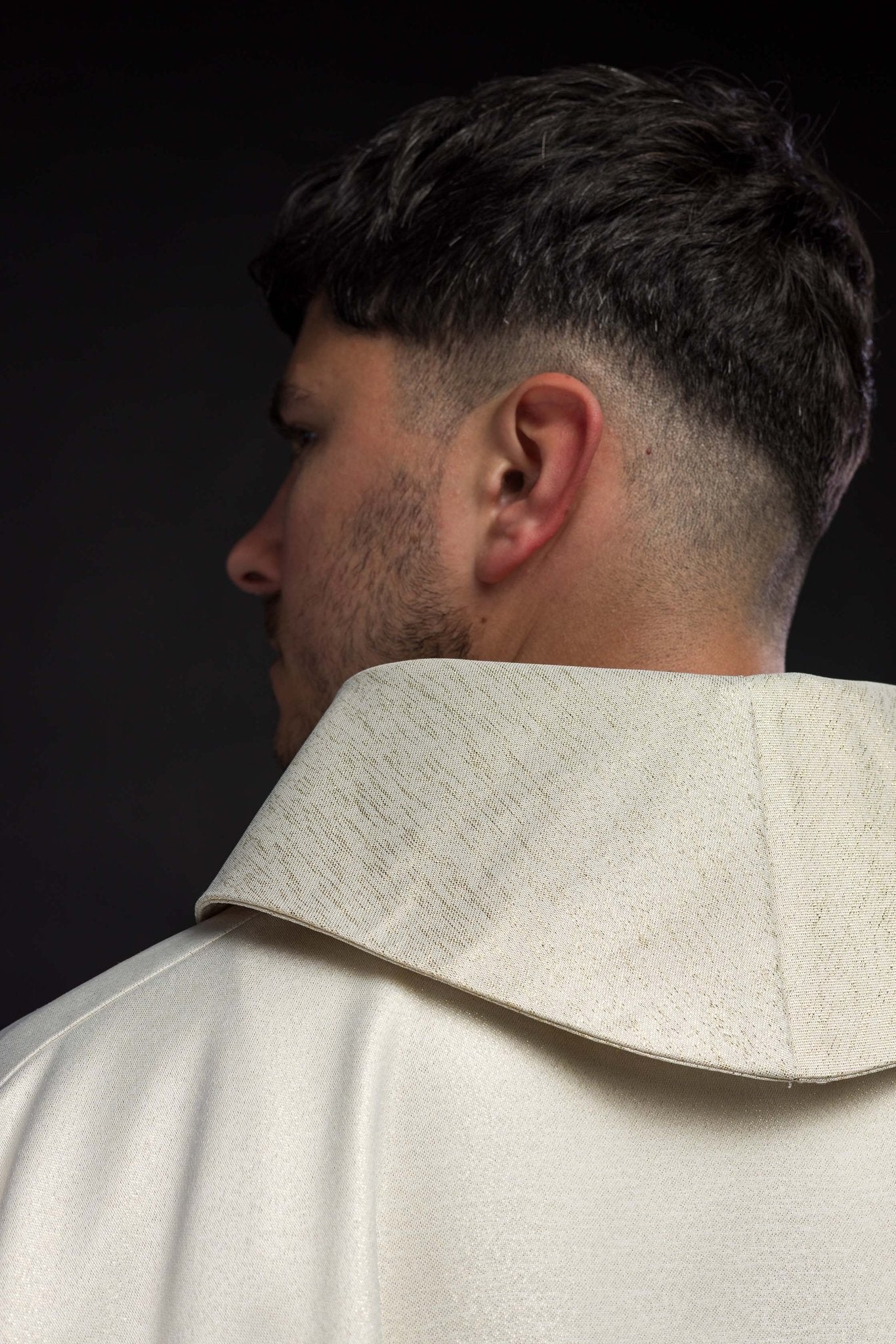 Ornat z motywem krzyża i kłosa w kolorze ecru