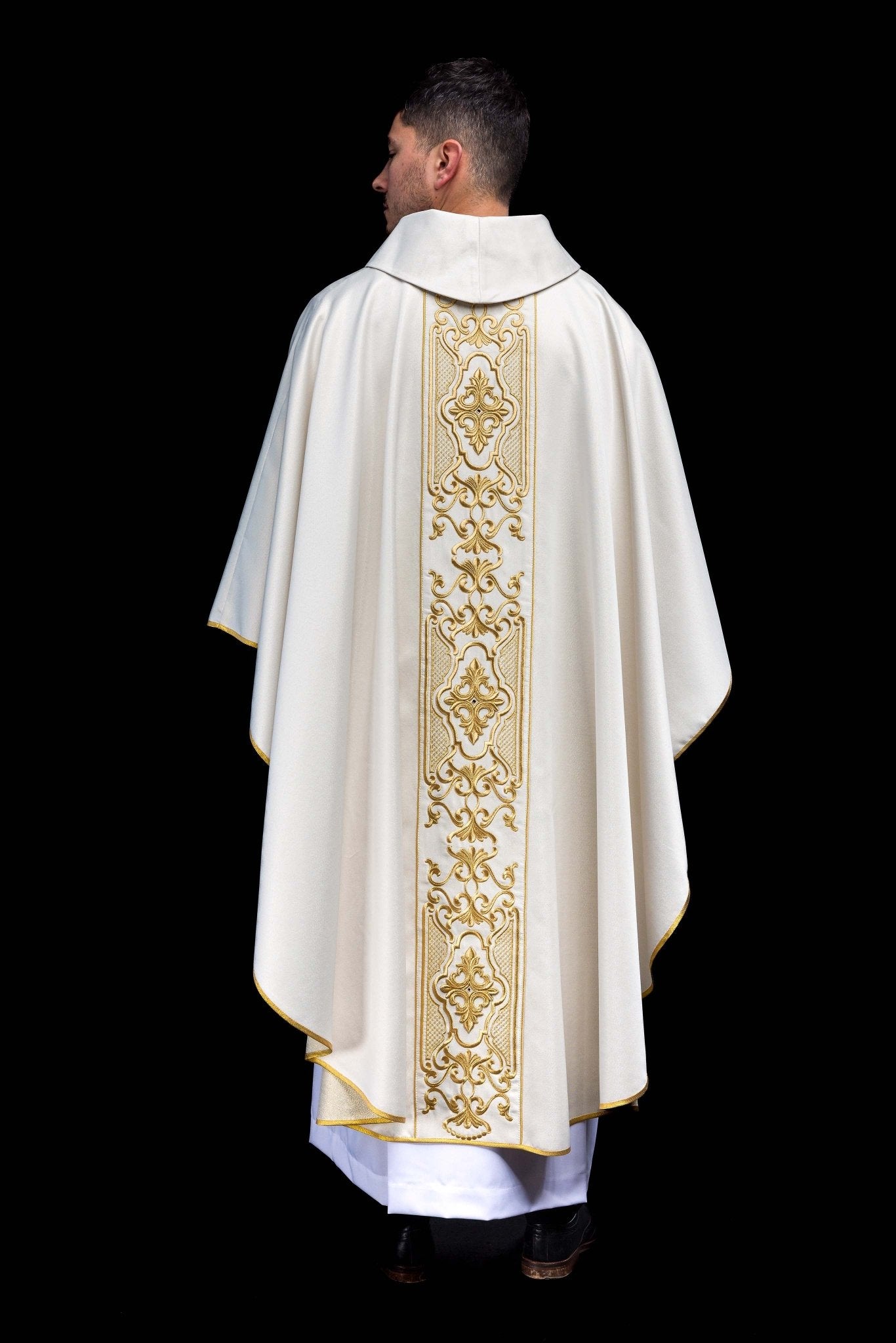 Ornat z połyskującej tkaniny z bogatym złotym haftem na pasie
