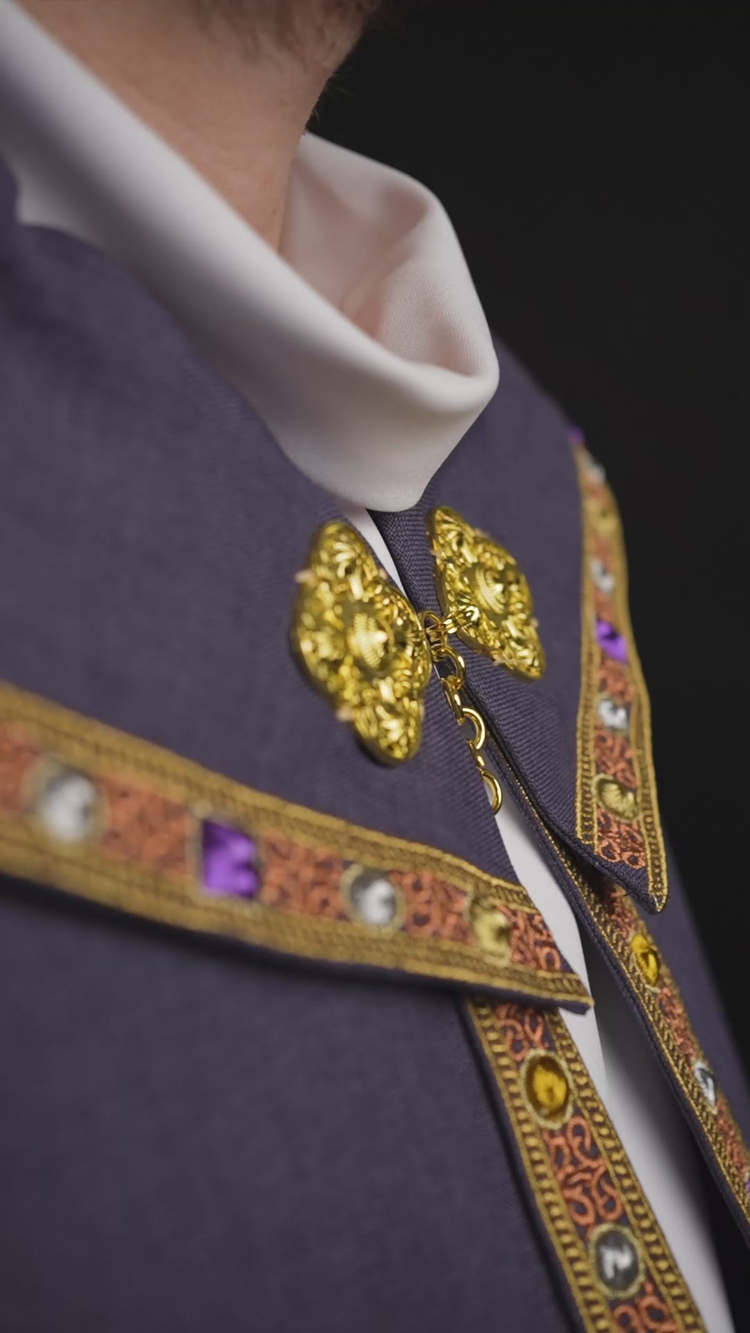Fioletowa kapa liturgiczna zo złotym IHS