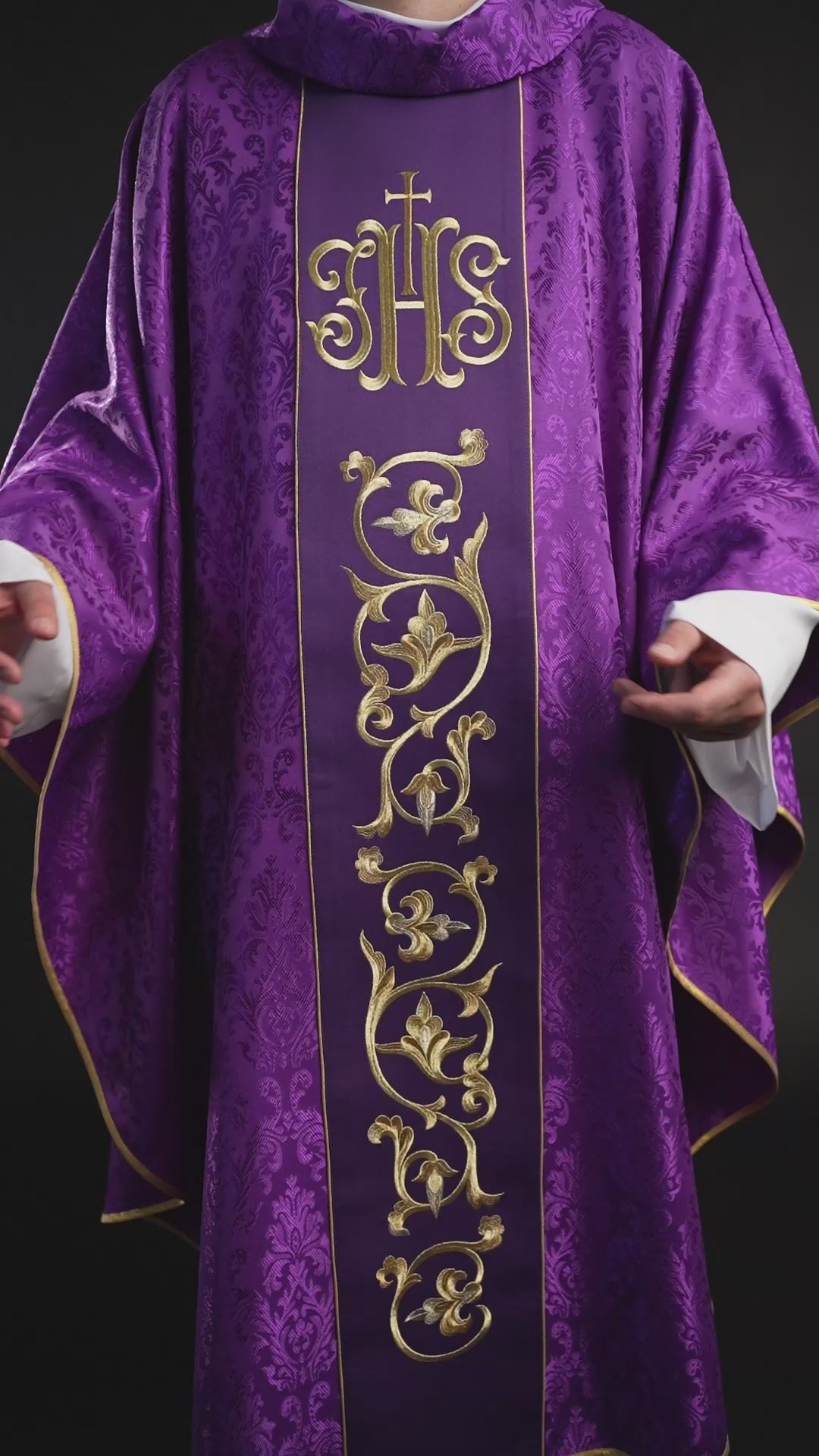 Fialový liturgický orná t s bohato zdobeným pásom IHS