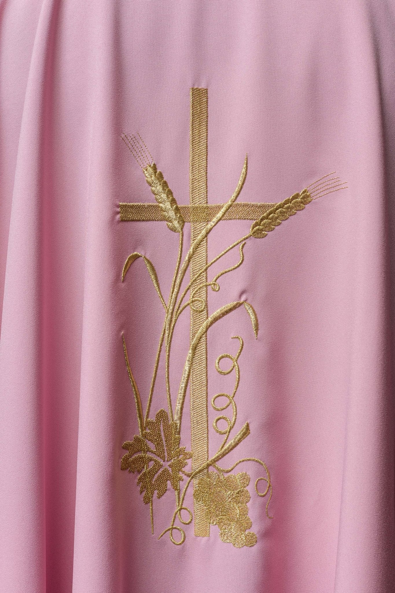 Różowy ornat z złotym haftem krzyża