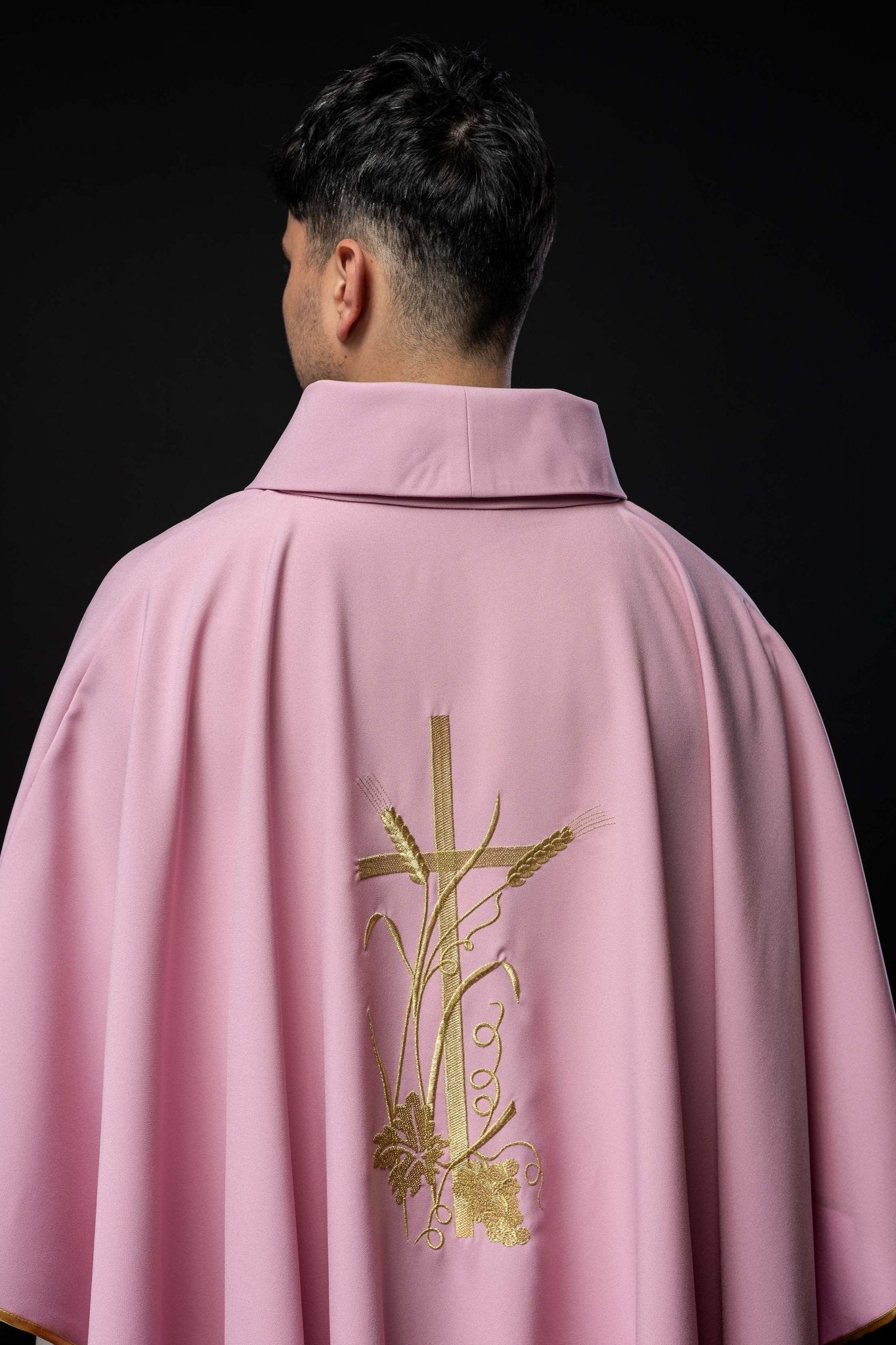 Różowy ornat z złotym haftem krzyża