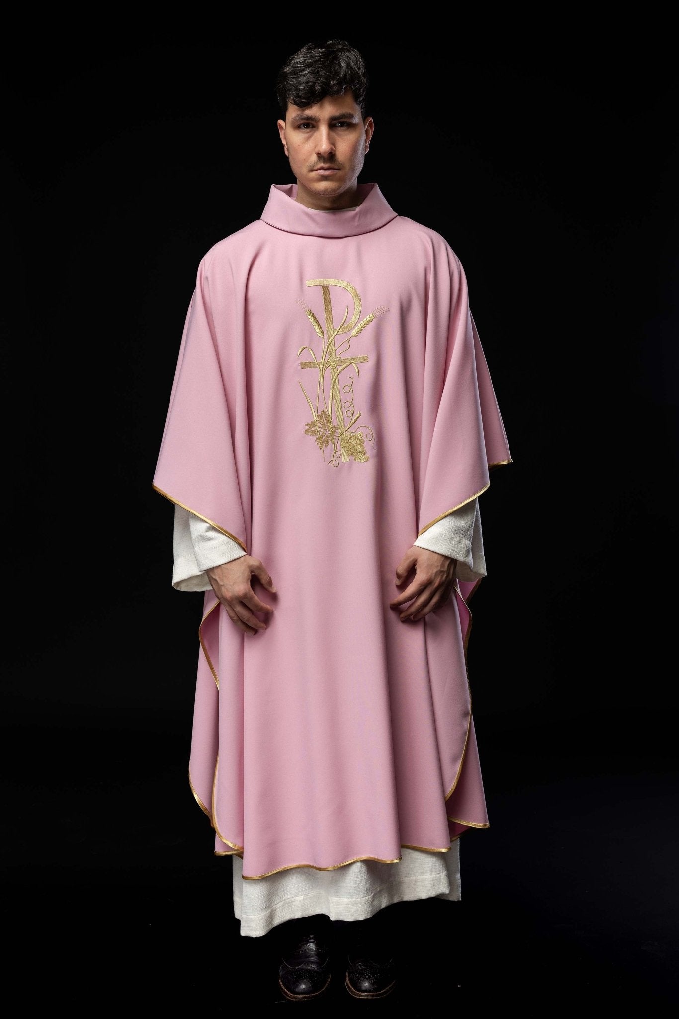 Różowy ornat z złotym haftem krzyża