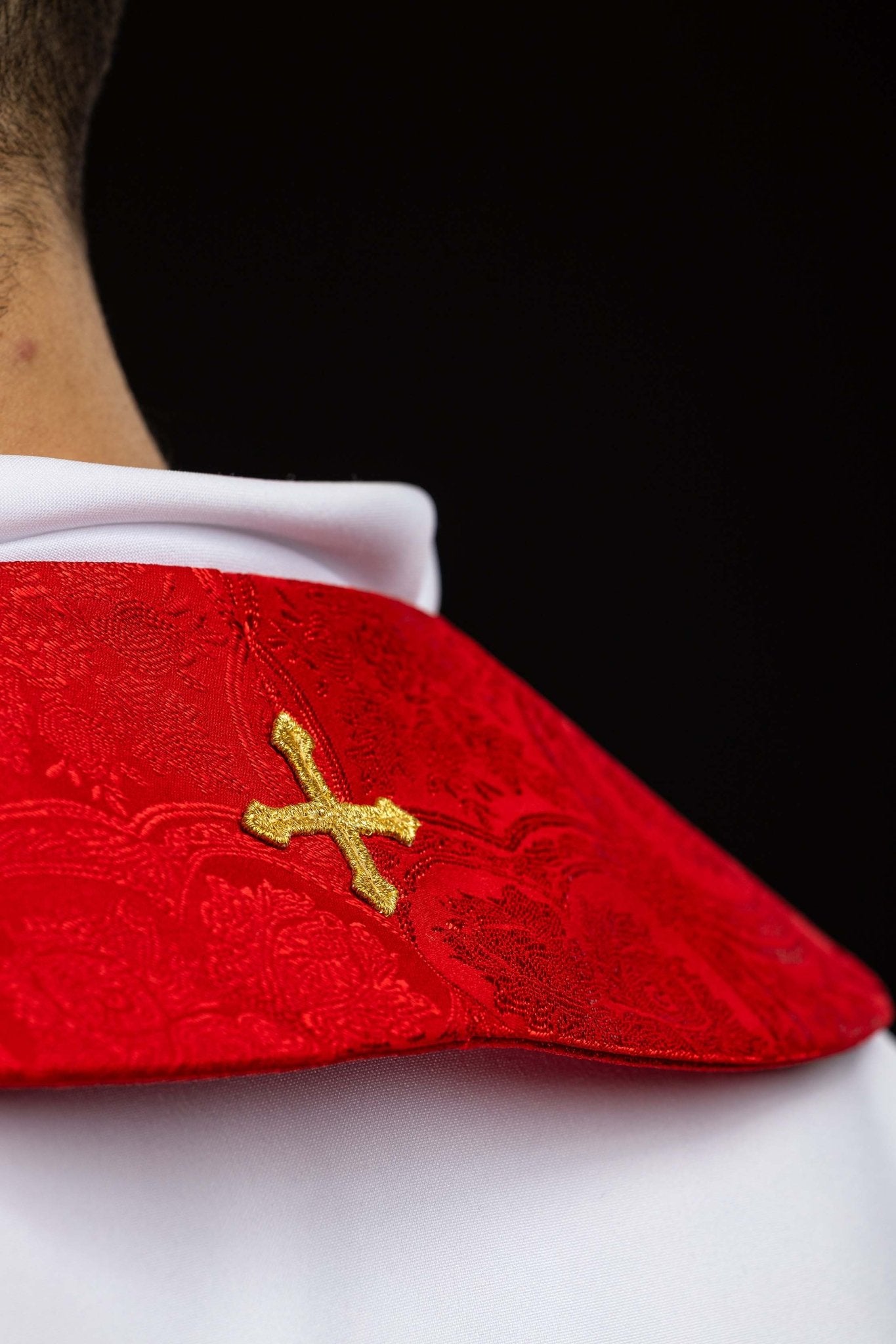 Stuła haftowana z motywem Krzyża czerwona tkanina żakardowa