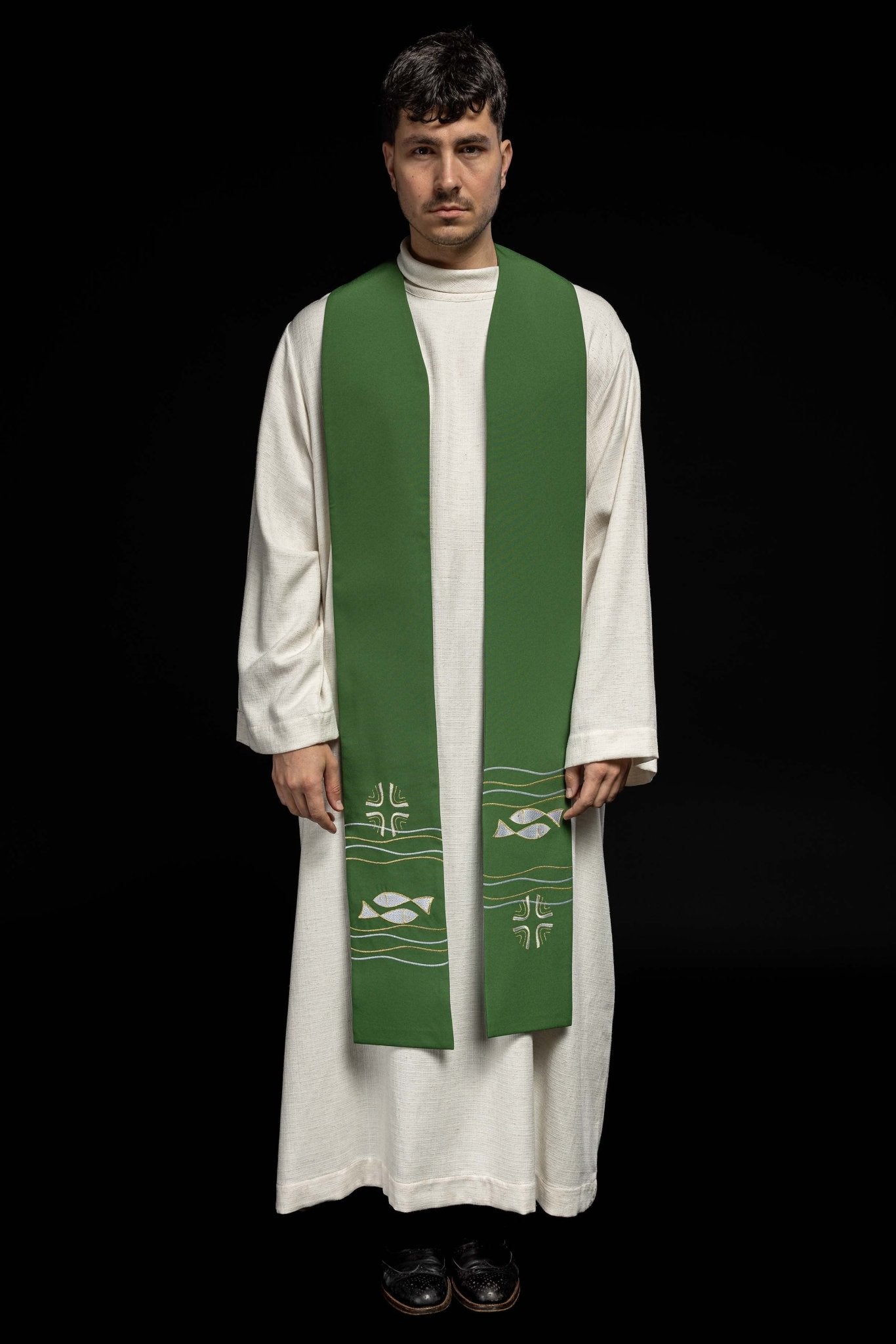 Zielona stuła kapłańska z haftem srebrno-złotych ryb ichthys i krzyży — widok z przodu na całej postaci