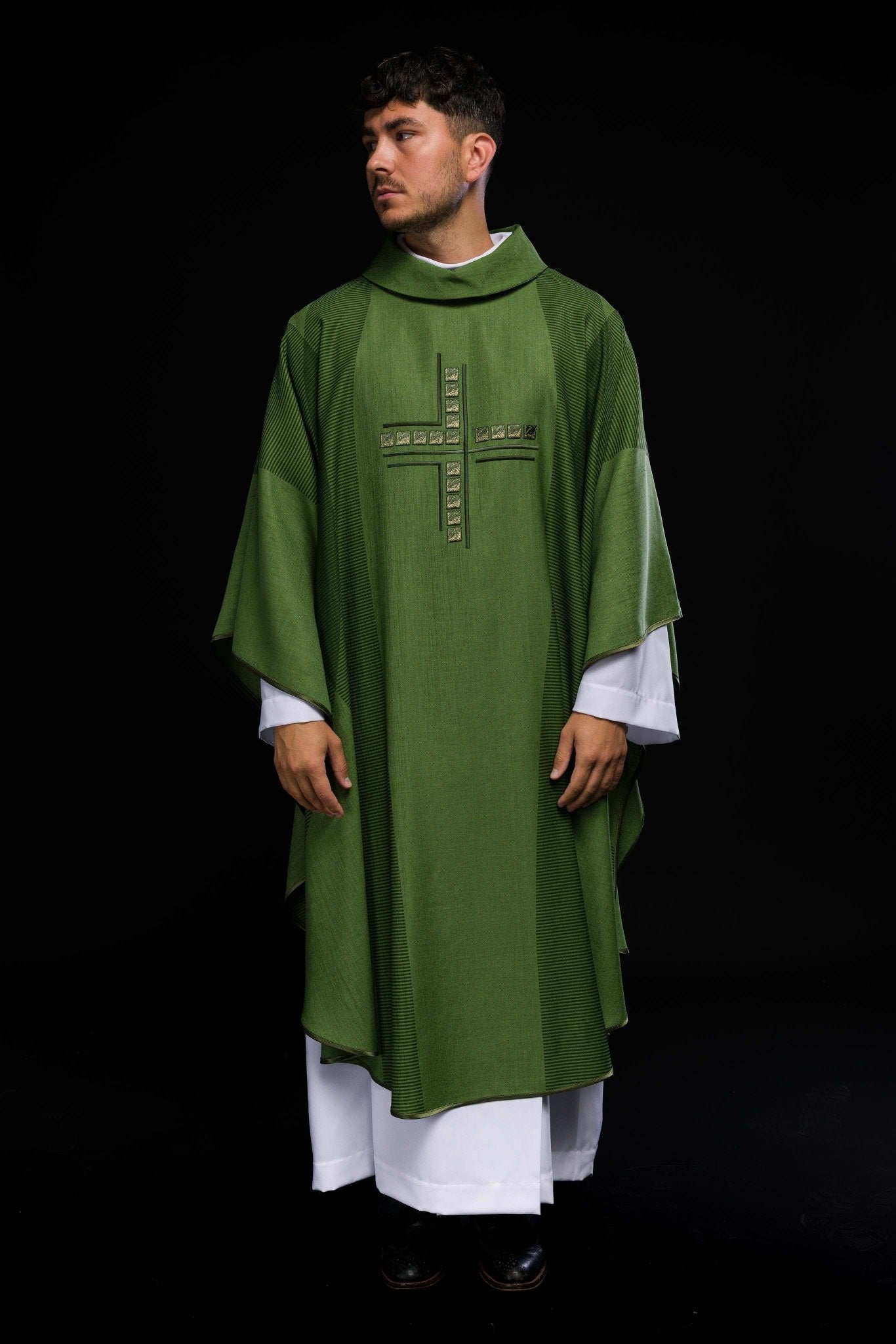 Zielony ornat liturgiczny z krzyżem