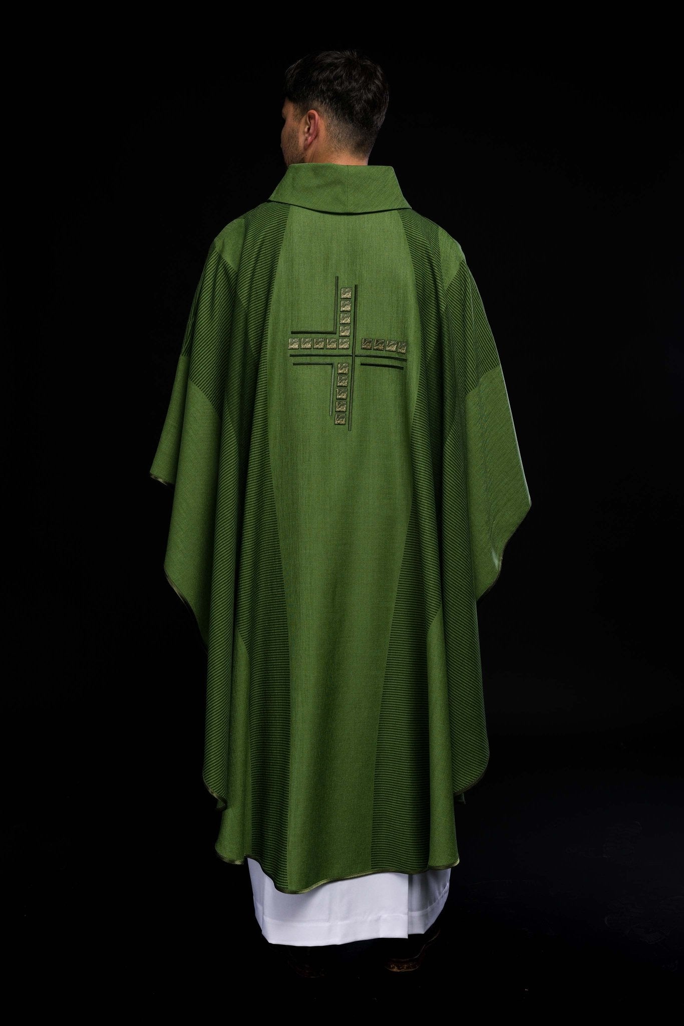 Zielony ornat liturgiczny z krzyżem