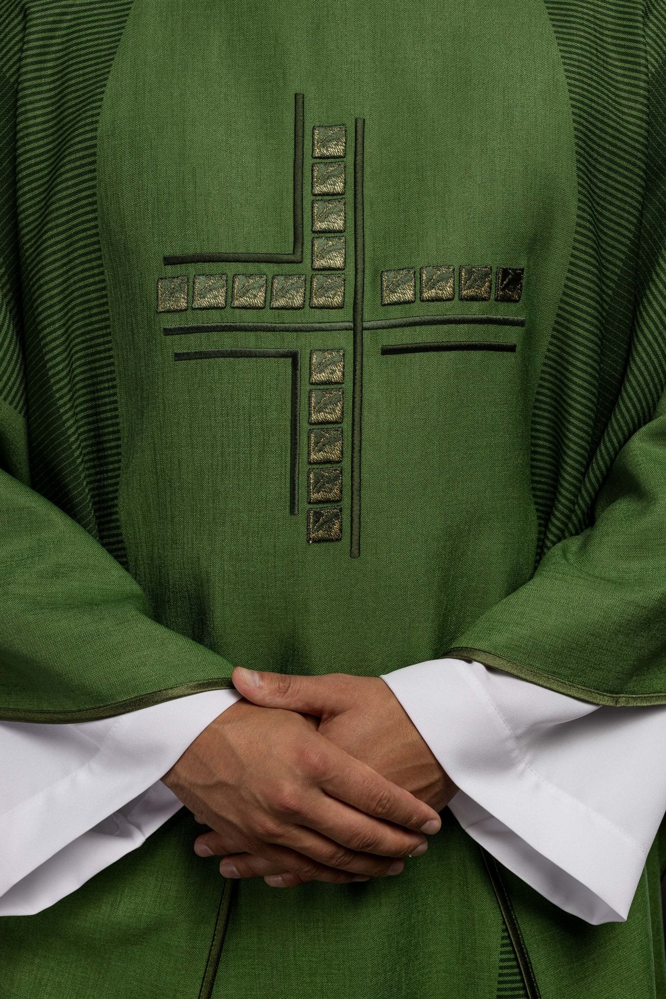 Zielony ornat liturgiczny z krzyżem