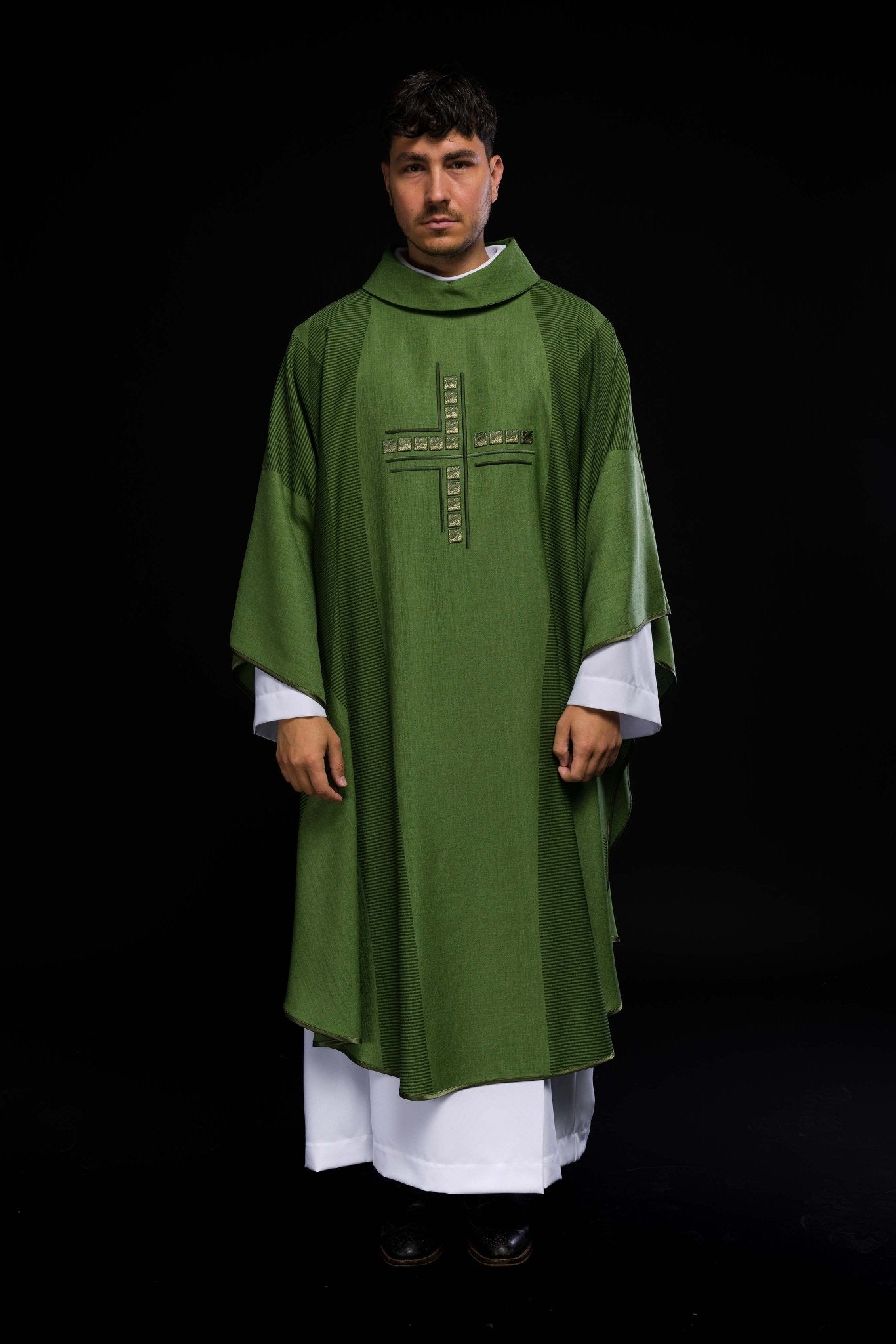 Zielony ornat liturgiczny z krzyżem