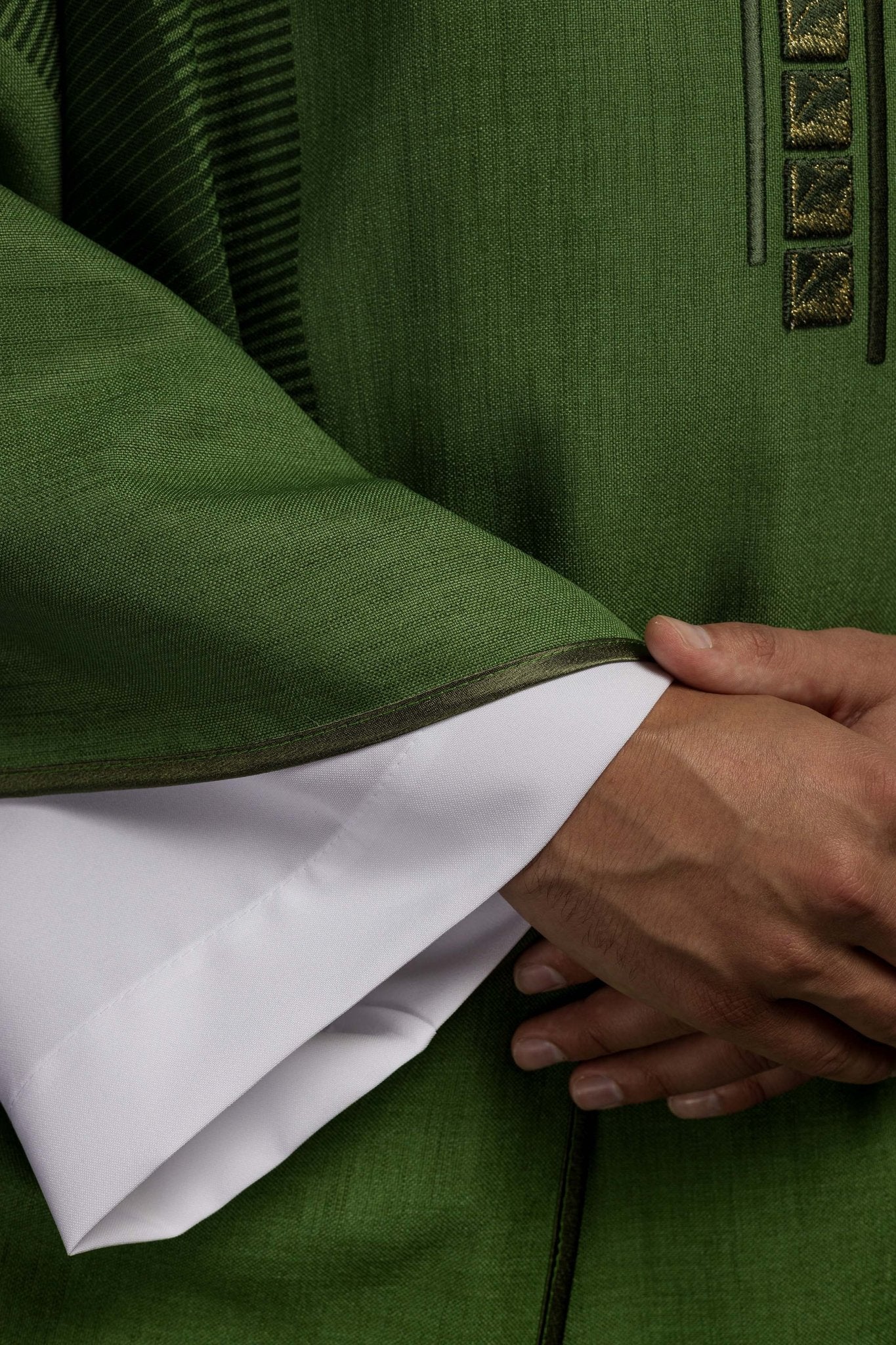 Zielony ornat liturgiczny z krzyżem