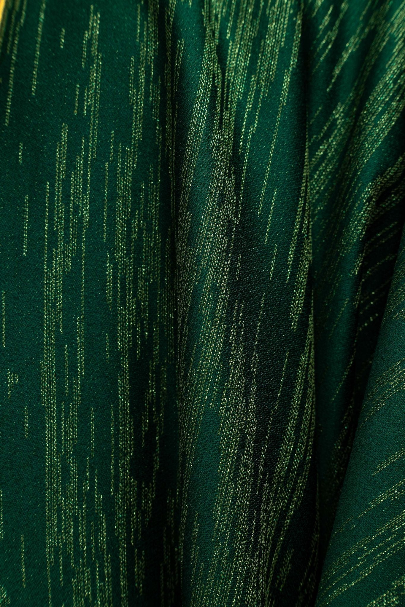 Zielony ornat z haftowanym motywem krzyża z pasem na ozdobnej tkaninie