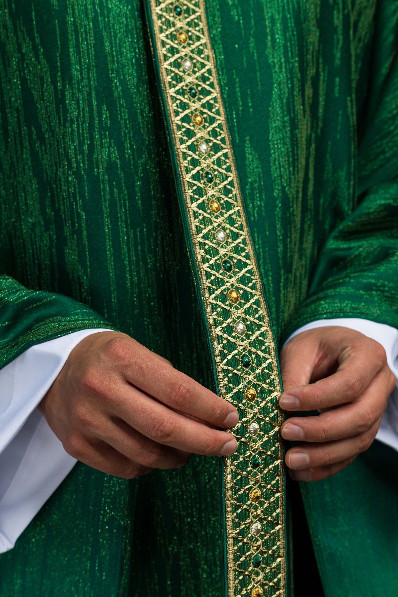 Zielony Ornat z Haftowanym Pasem i Kołnierzem