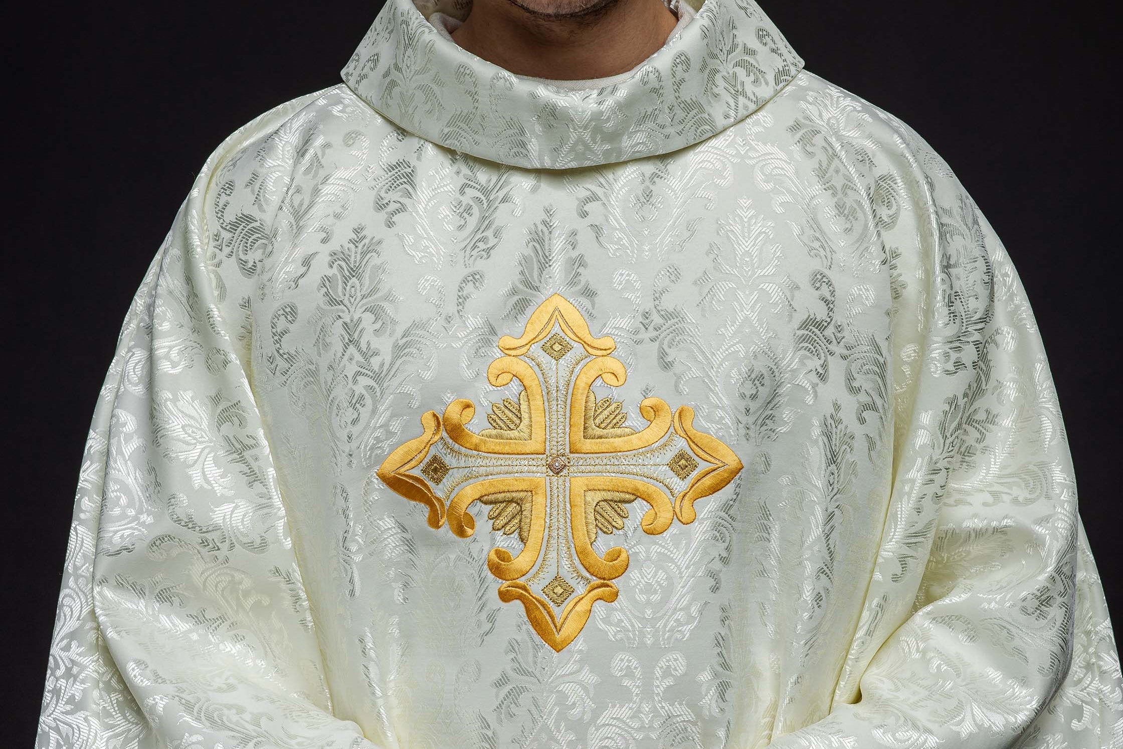 Jakie ornaty na Uroczystość Chrystusa Króla? Przewodnik po liturgicznej elegancji i symbolice