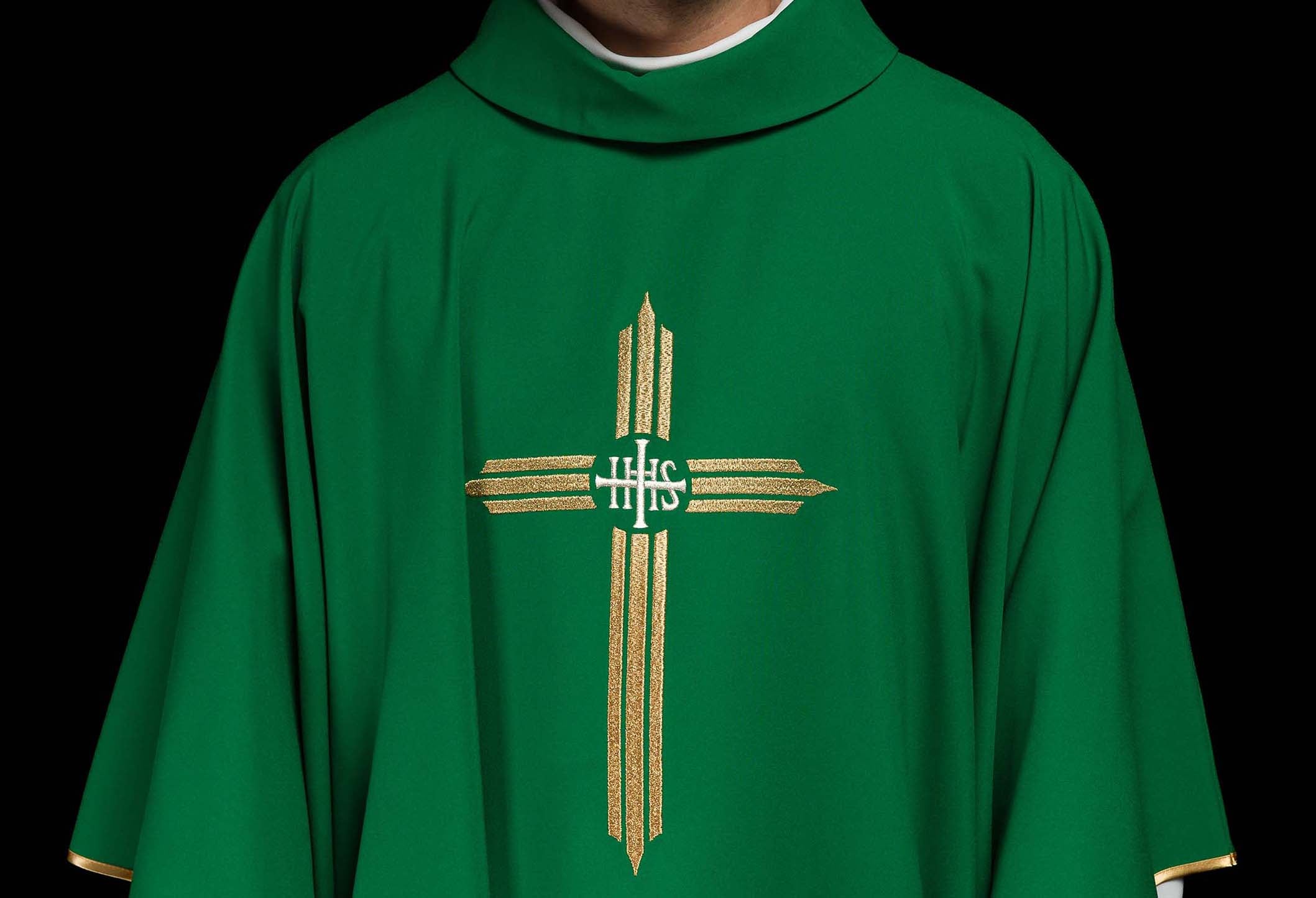 Jak dbać o ornaty liturgiczne? Przechowywanie i pranie