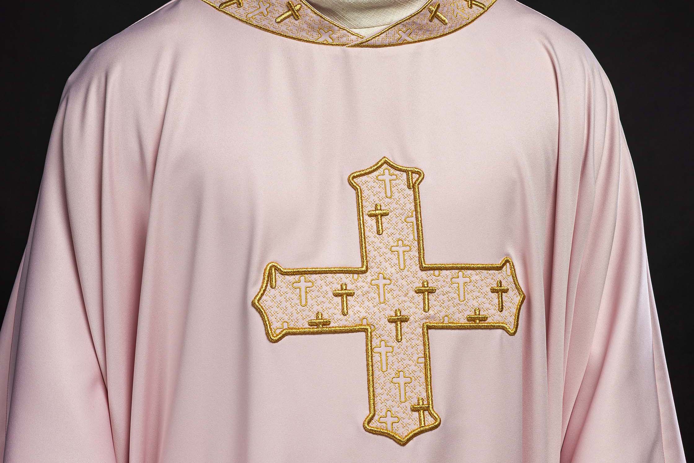 Jak dobrać ornat do okresu liturgicznego? Przewodnik po symbolice kolorów i haftów