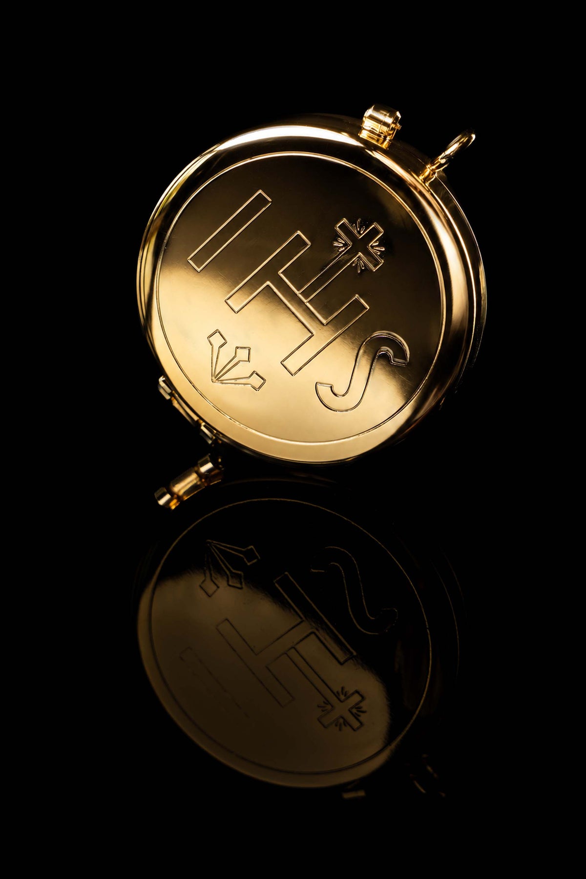 Pozlátené kovové cibórium s gravírovaným nápisom IHS, 5.4 cm