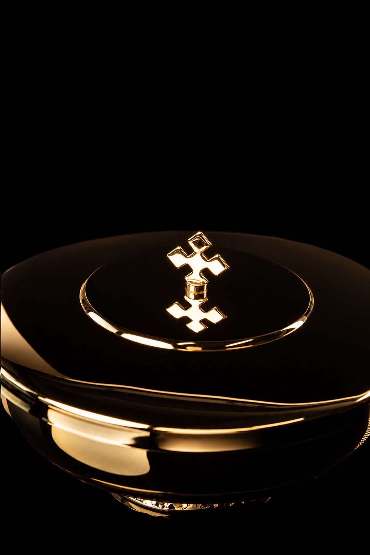Puszka liturgiczna, zbliżenie pokrywy z krzyżem