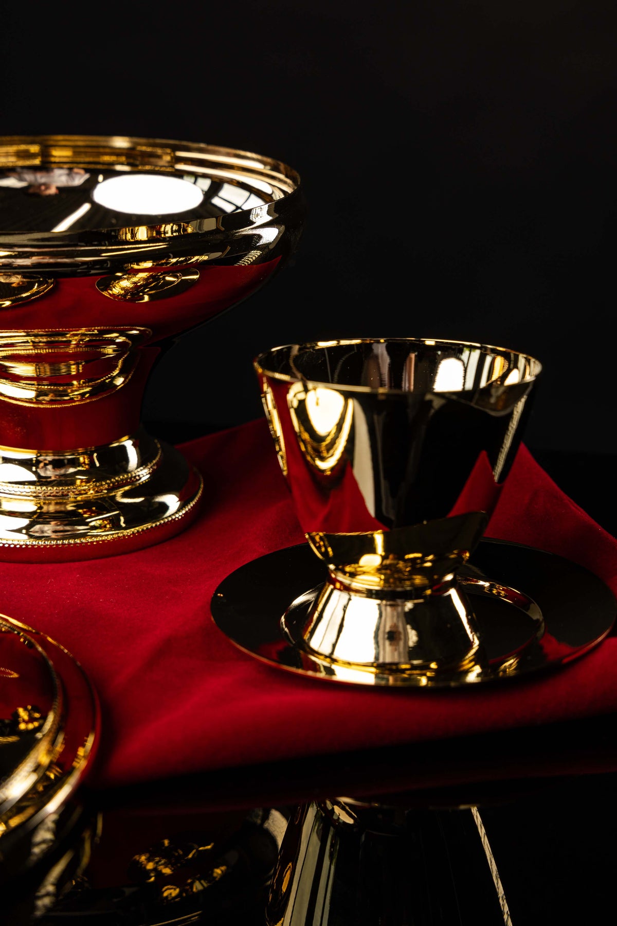 Puszka liturgiczna pod dwoma postaciami w zestawie naczyń liturgicznych, widok z góry