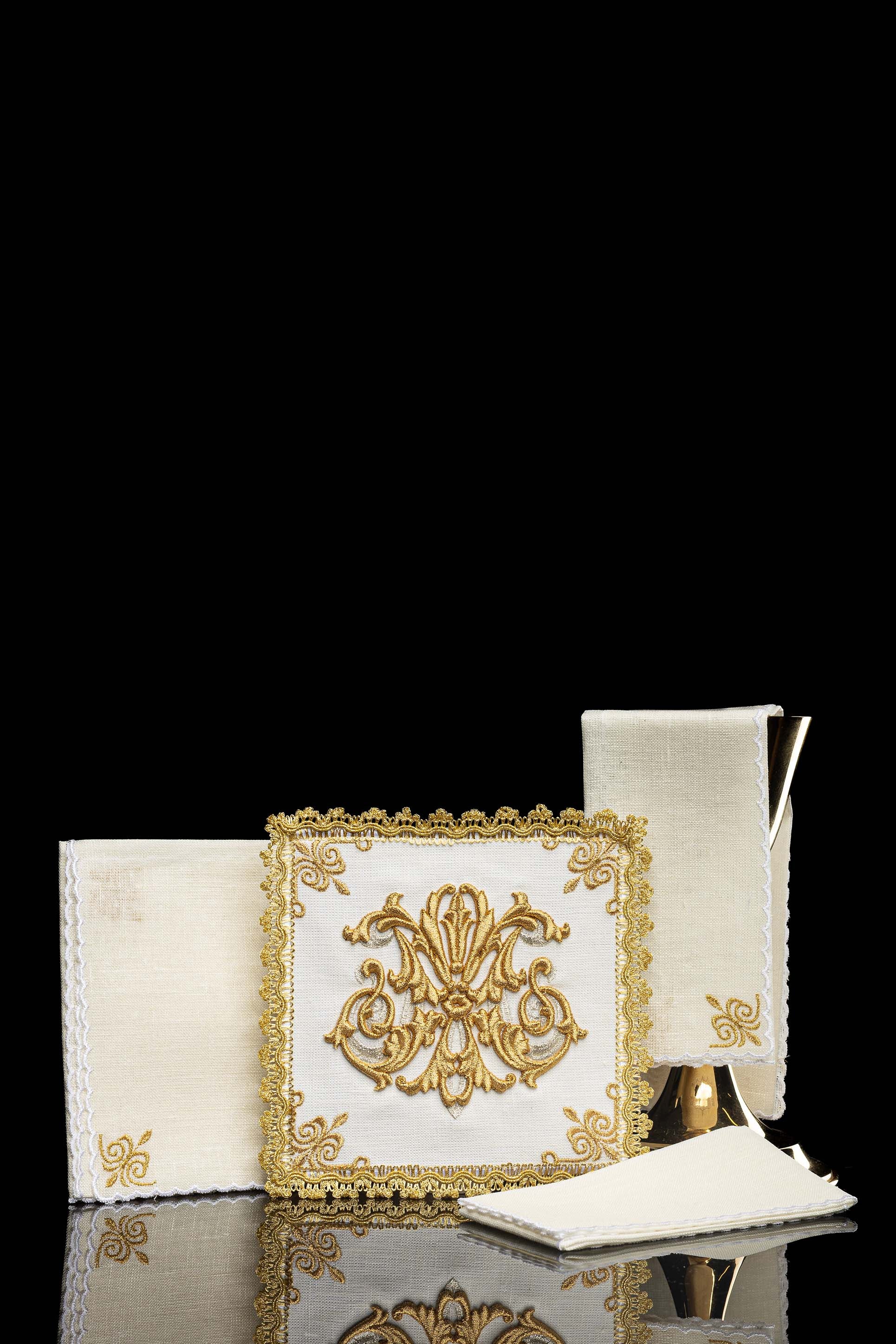 Bielizna kielichowa haftowana Maryjna Złote zdobienia LEN