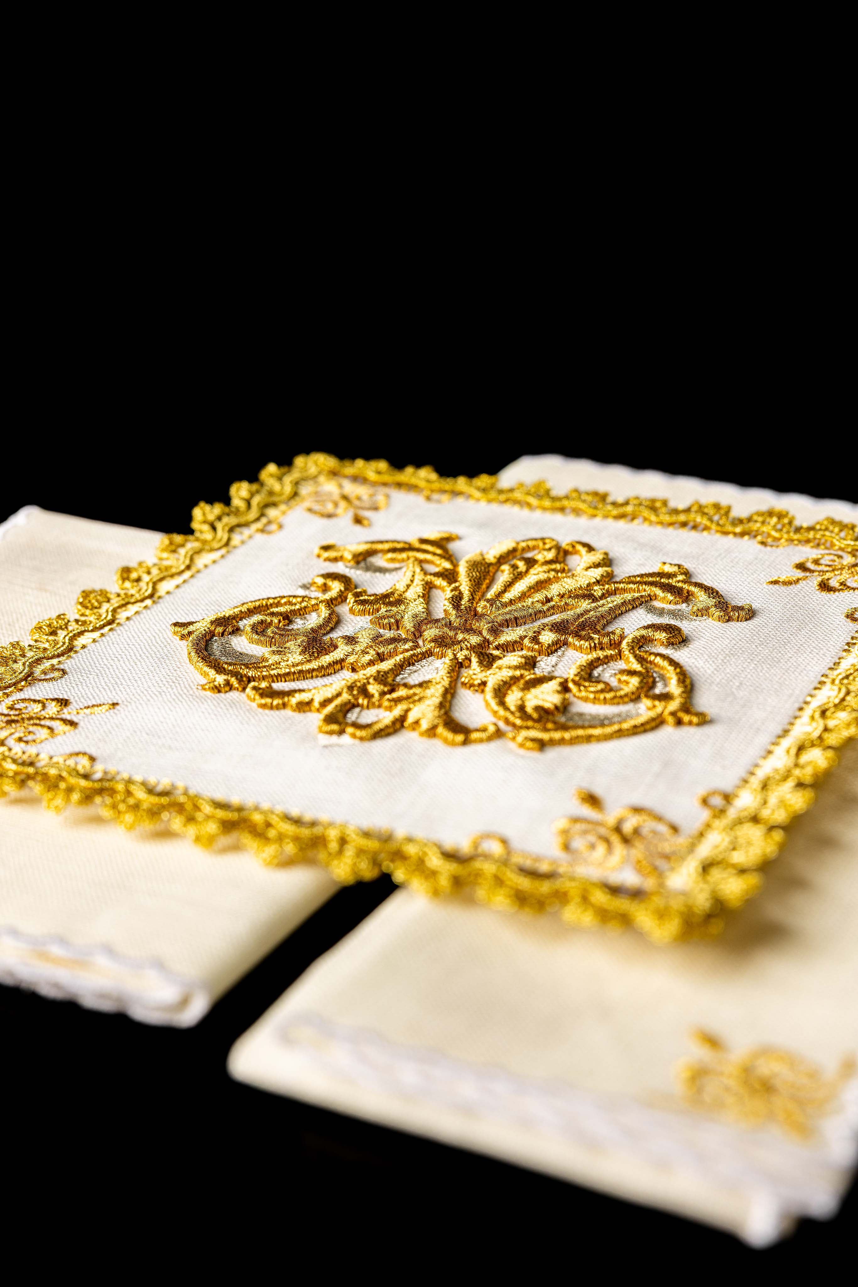 Bielizna kielichowa haftowana Maryjna Złote zdobienia LEN