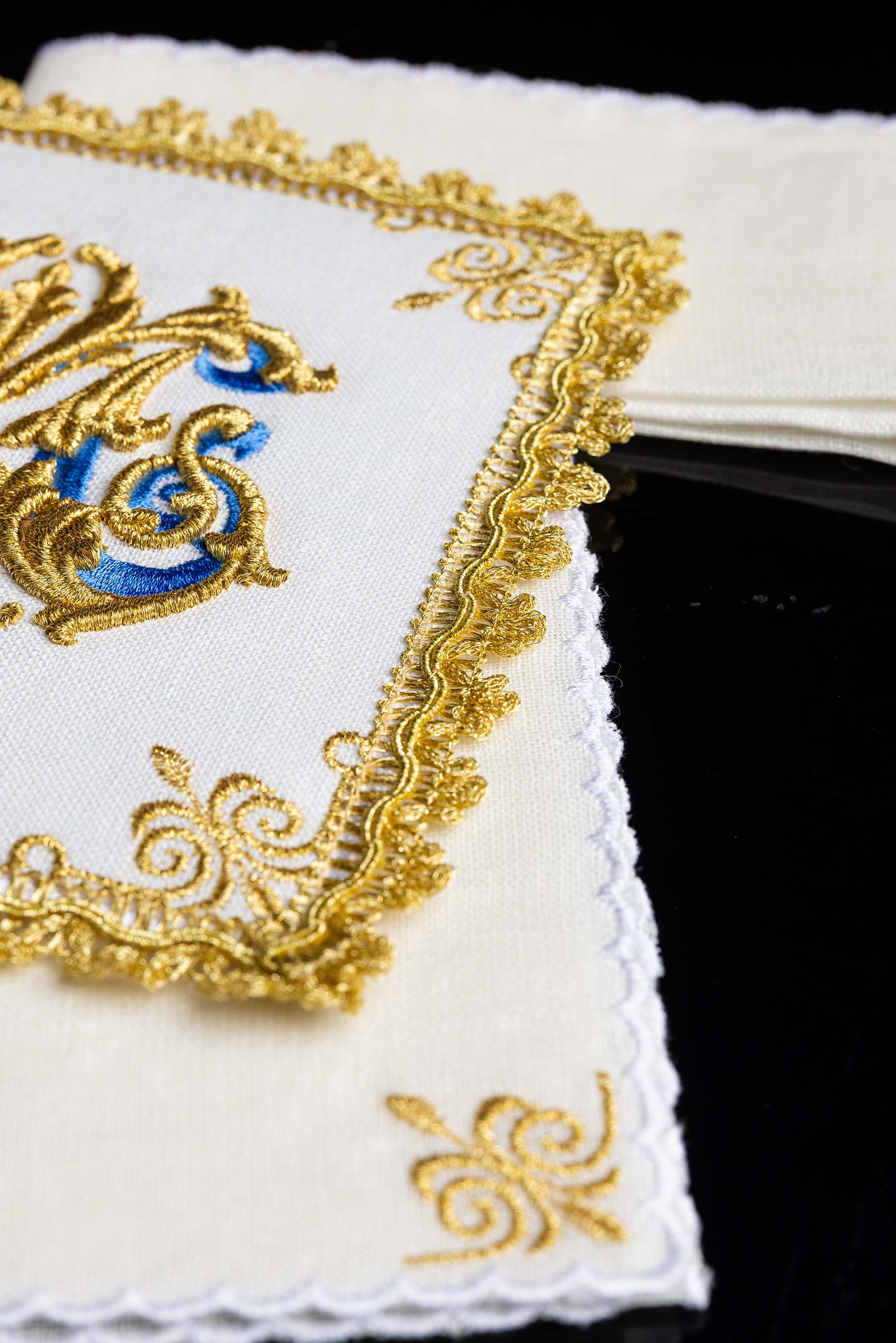 Bielizna kielichowa haftowana Złoty Symbol Maryjny LEN - ORNATY.PL