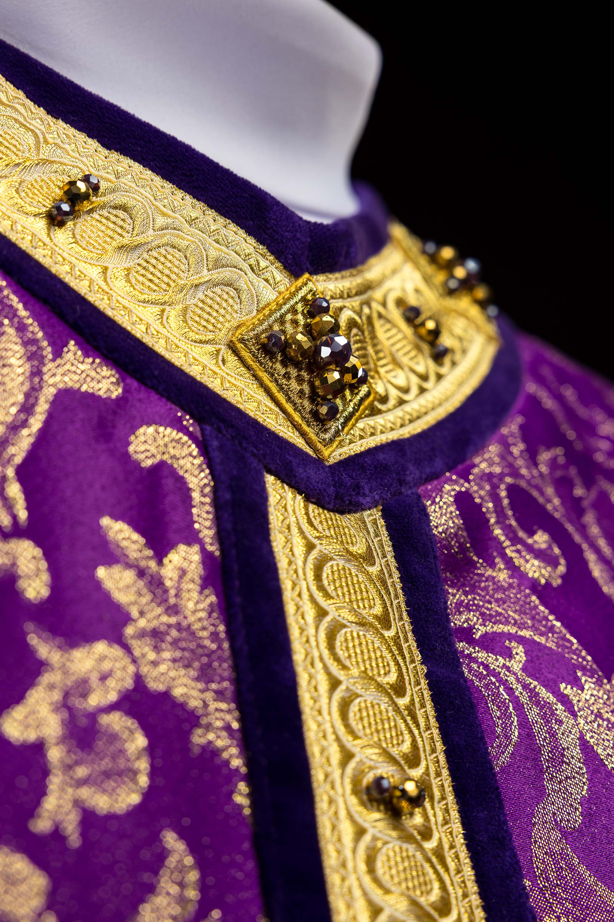 Ručne vyrobený ornát s prírodnými kameňmi Handmade 7003