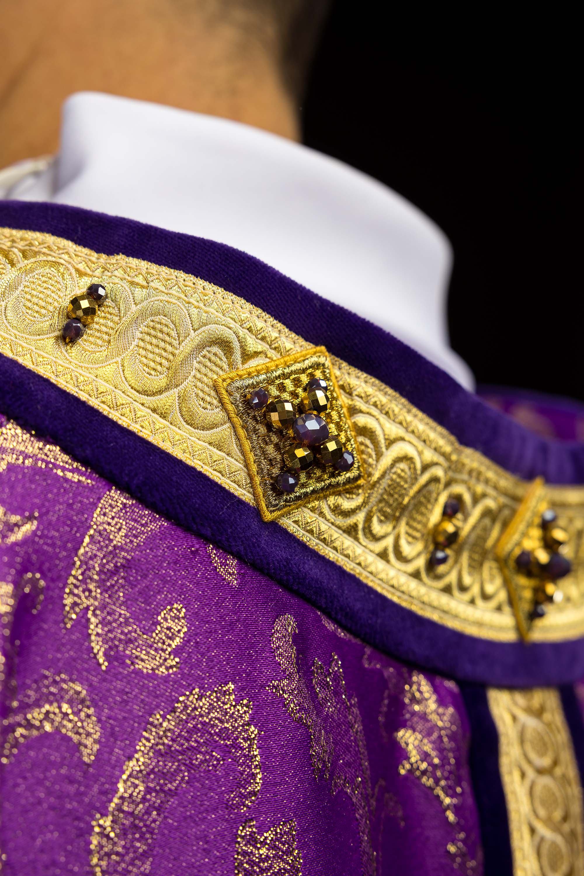 Ručne vyrobený ornát s prírodnými kameňmi Handmade 7003