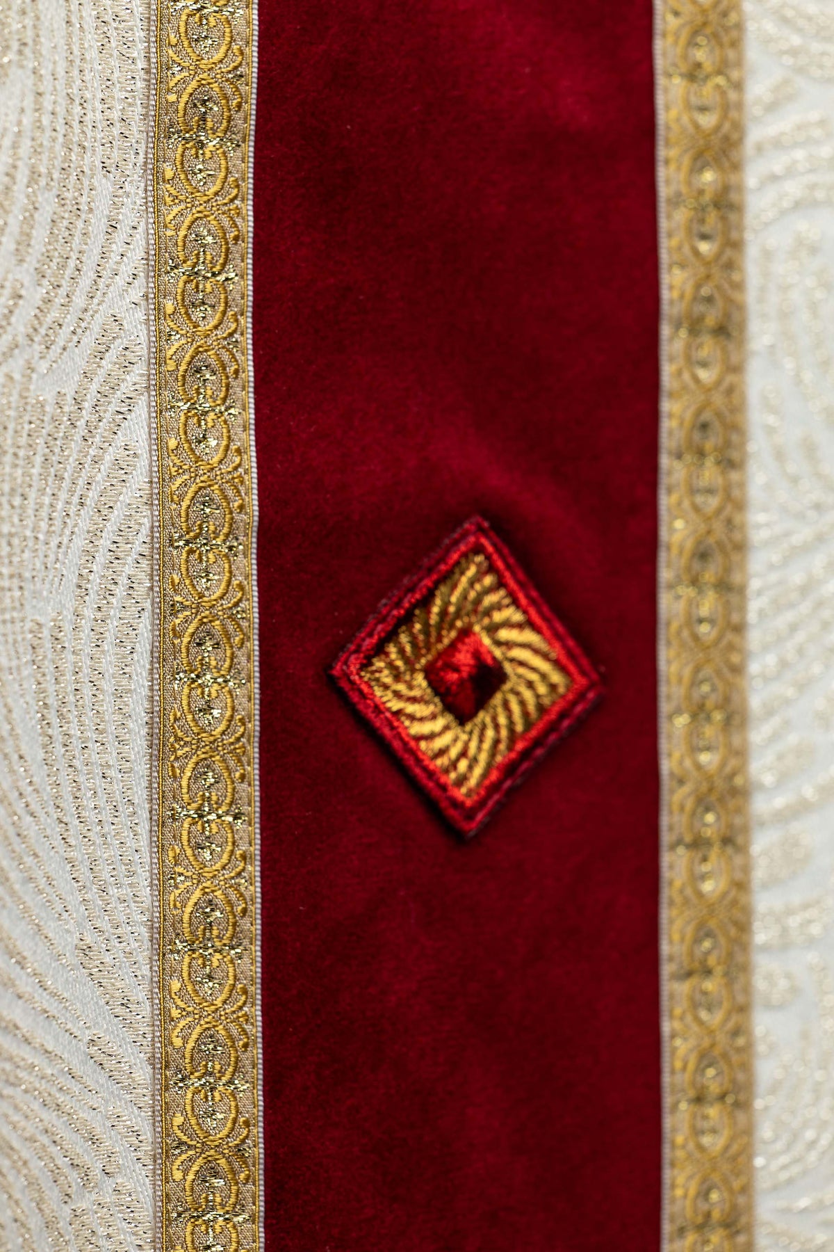 Ručne vyrobený ornát s prírodnými kameňmi Handmade 7012