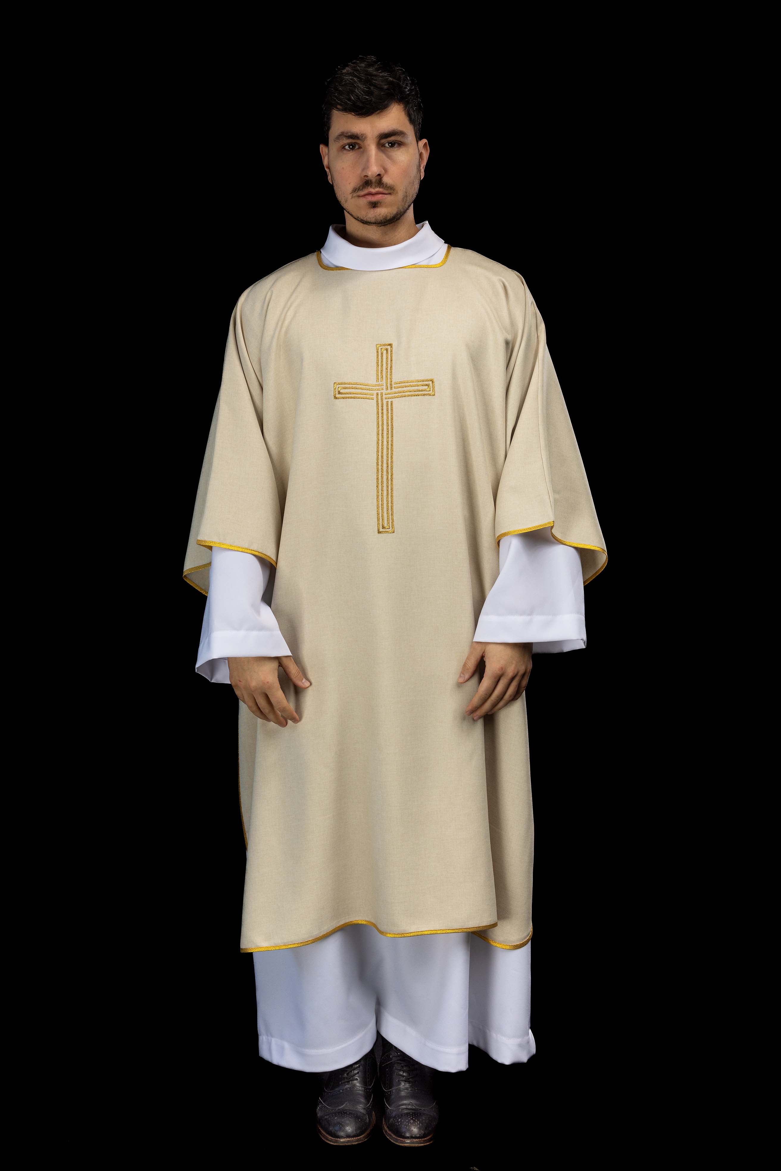 Ecru dalmatyka z haftowanym złotym krzyżem - ORNATY.PL