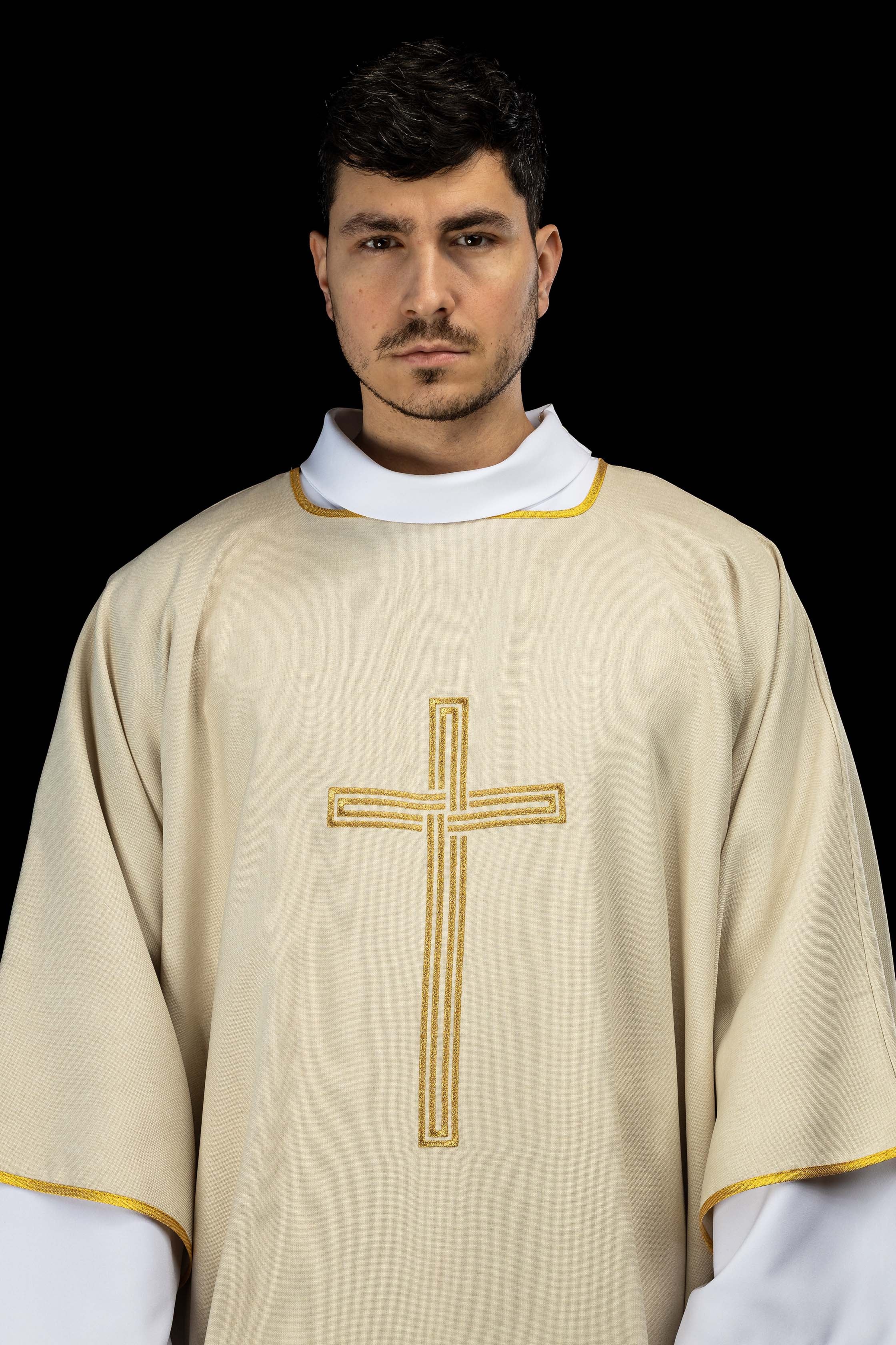Ecru dalmatyka z haftowanym złotym krzyżem - ORNATY.PL