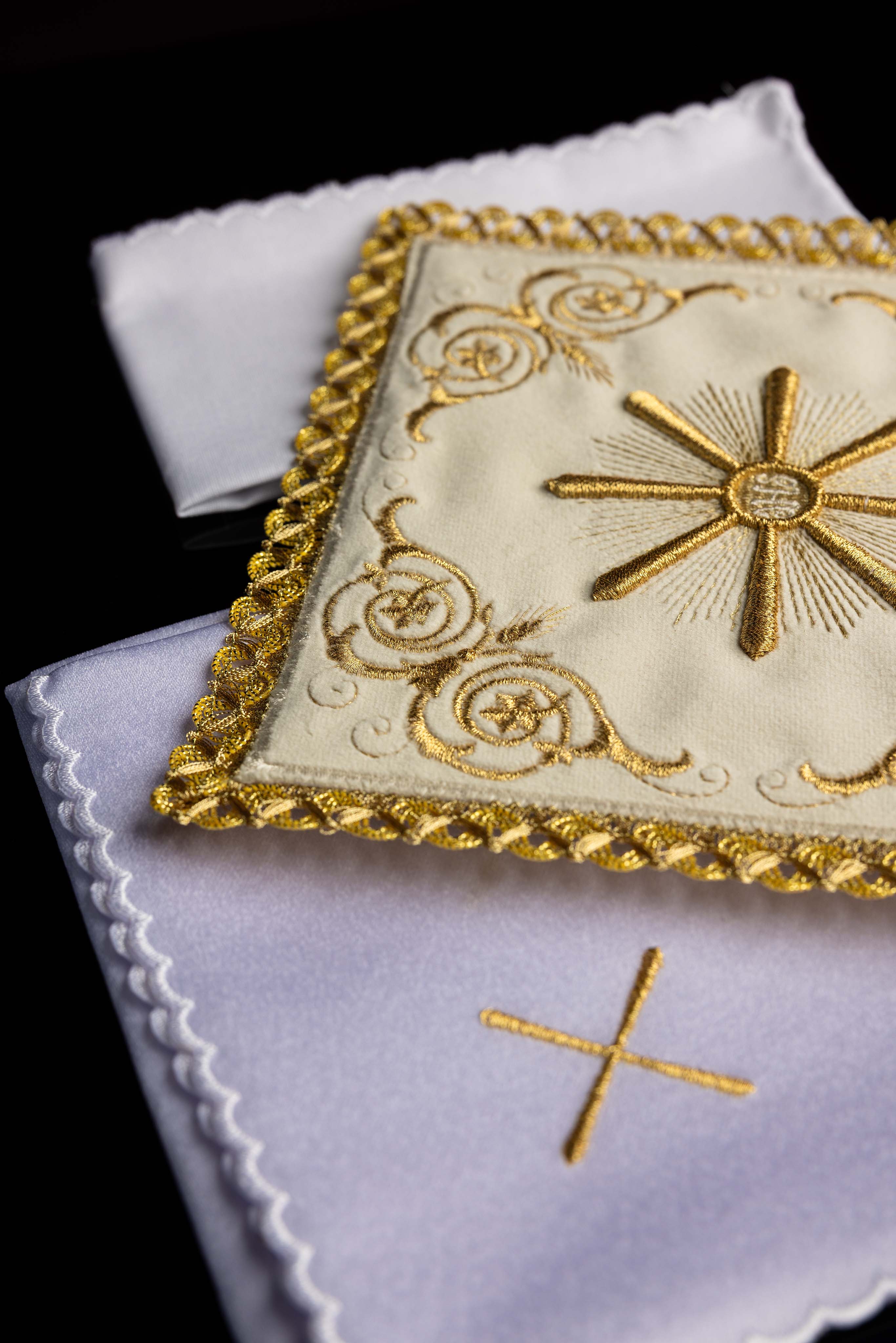 Bielizeň kalichová ecru s výšivkou eucharistického slnka