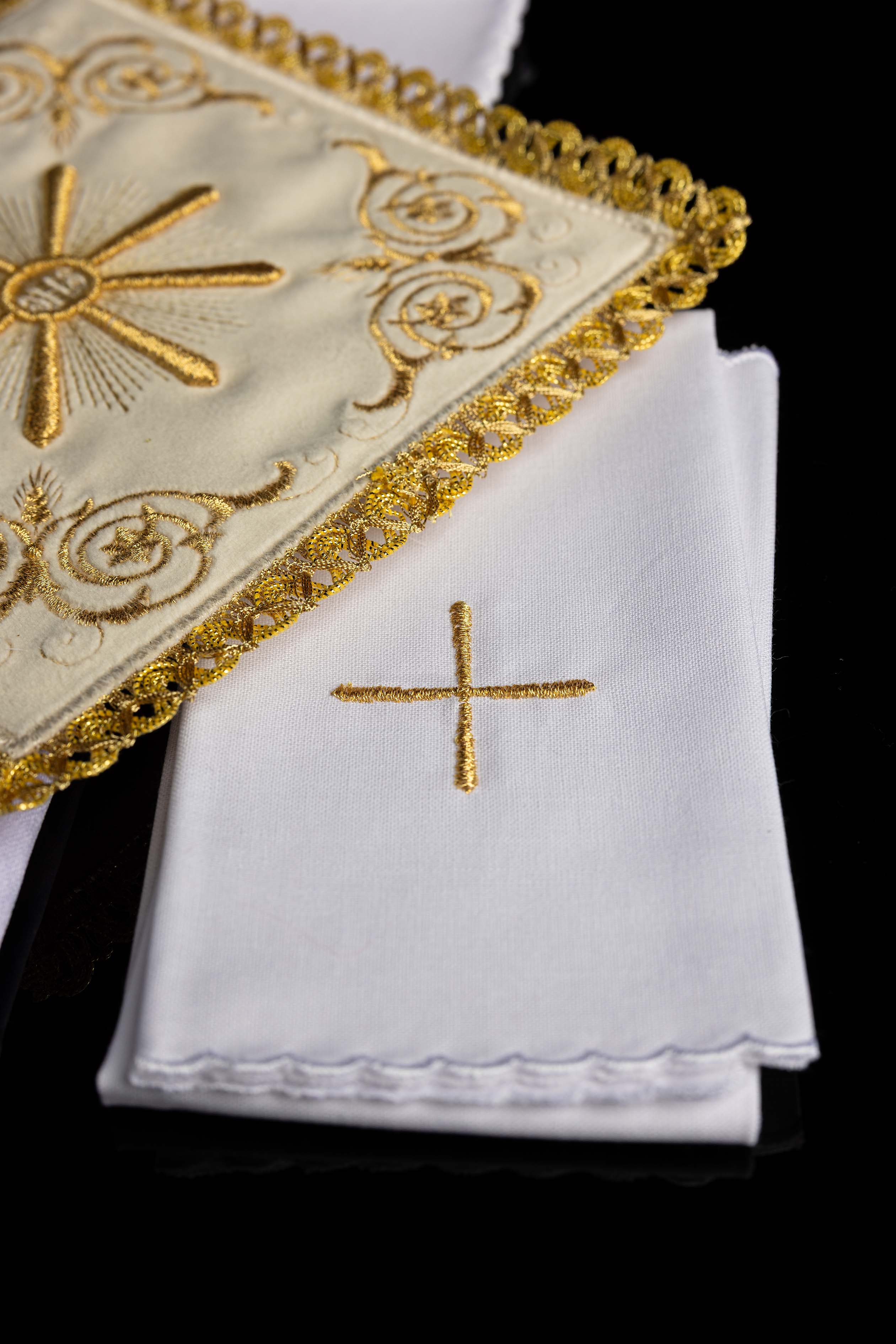 Bielizeň kalichová ecru s výšivkou eucharistického slnka