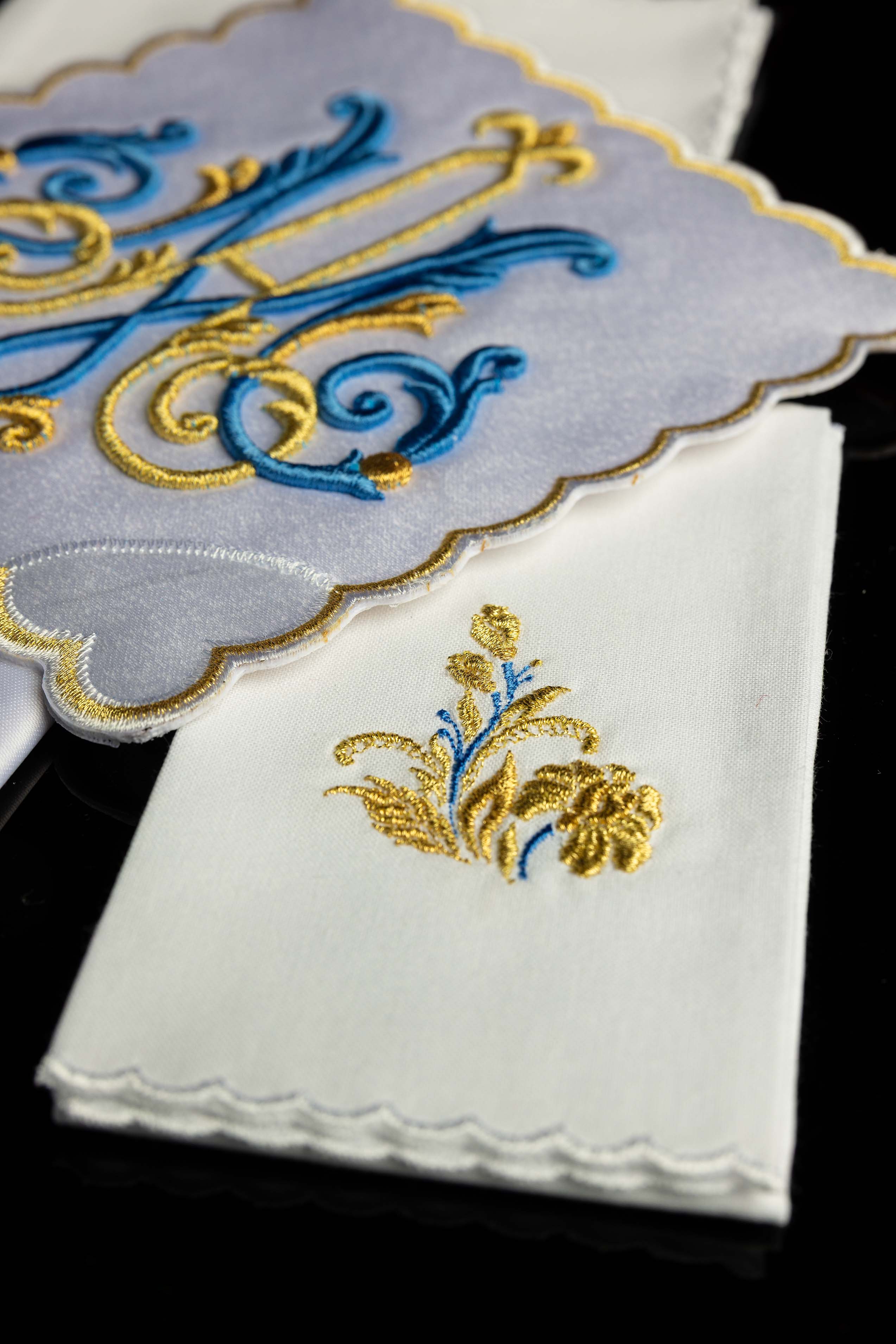 Liturgický kalichový set s vyšívaným mariánskym motívom
