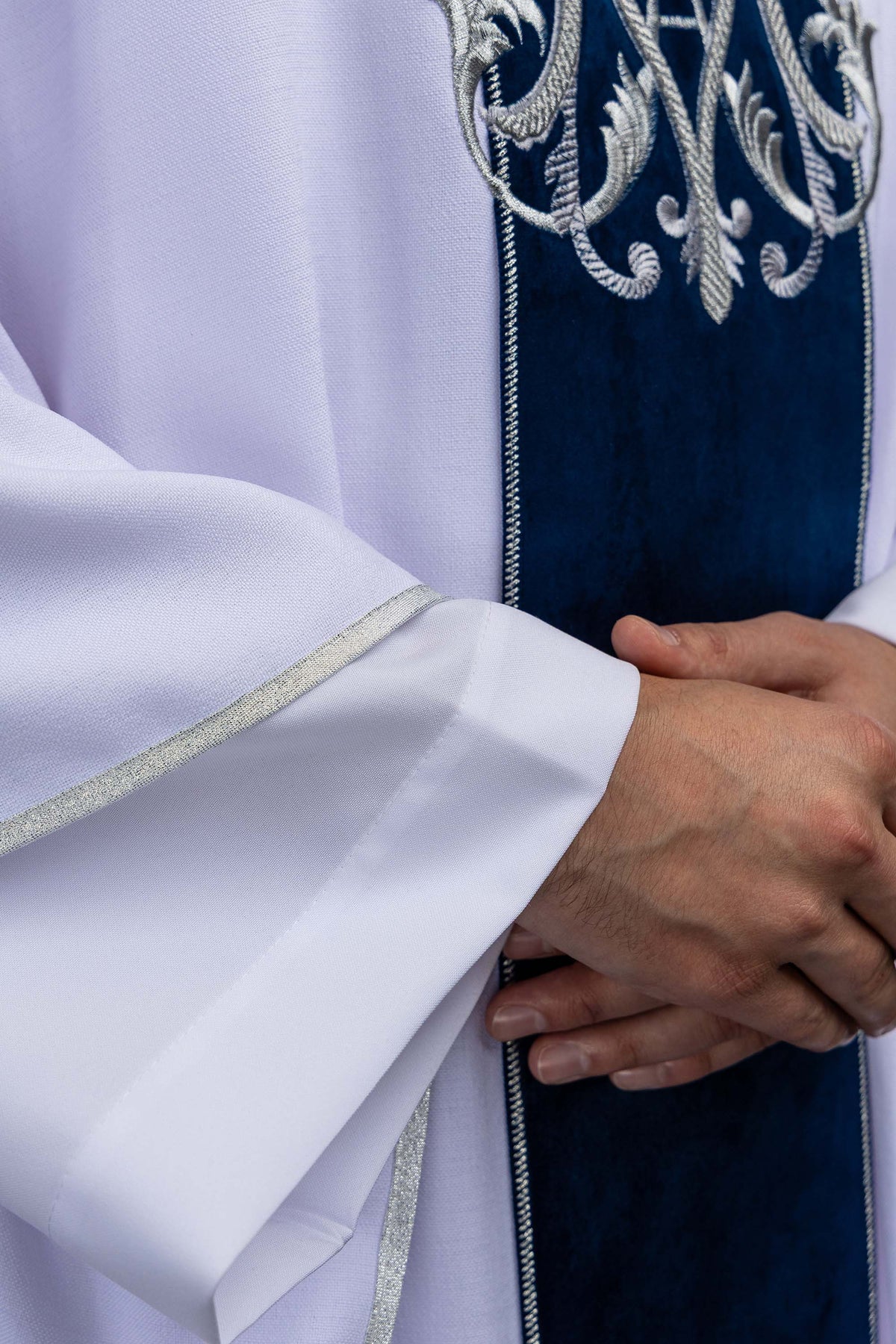 Ornat maryjny, zbliżenie białego rękawa ze srebrnym obszyciem