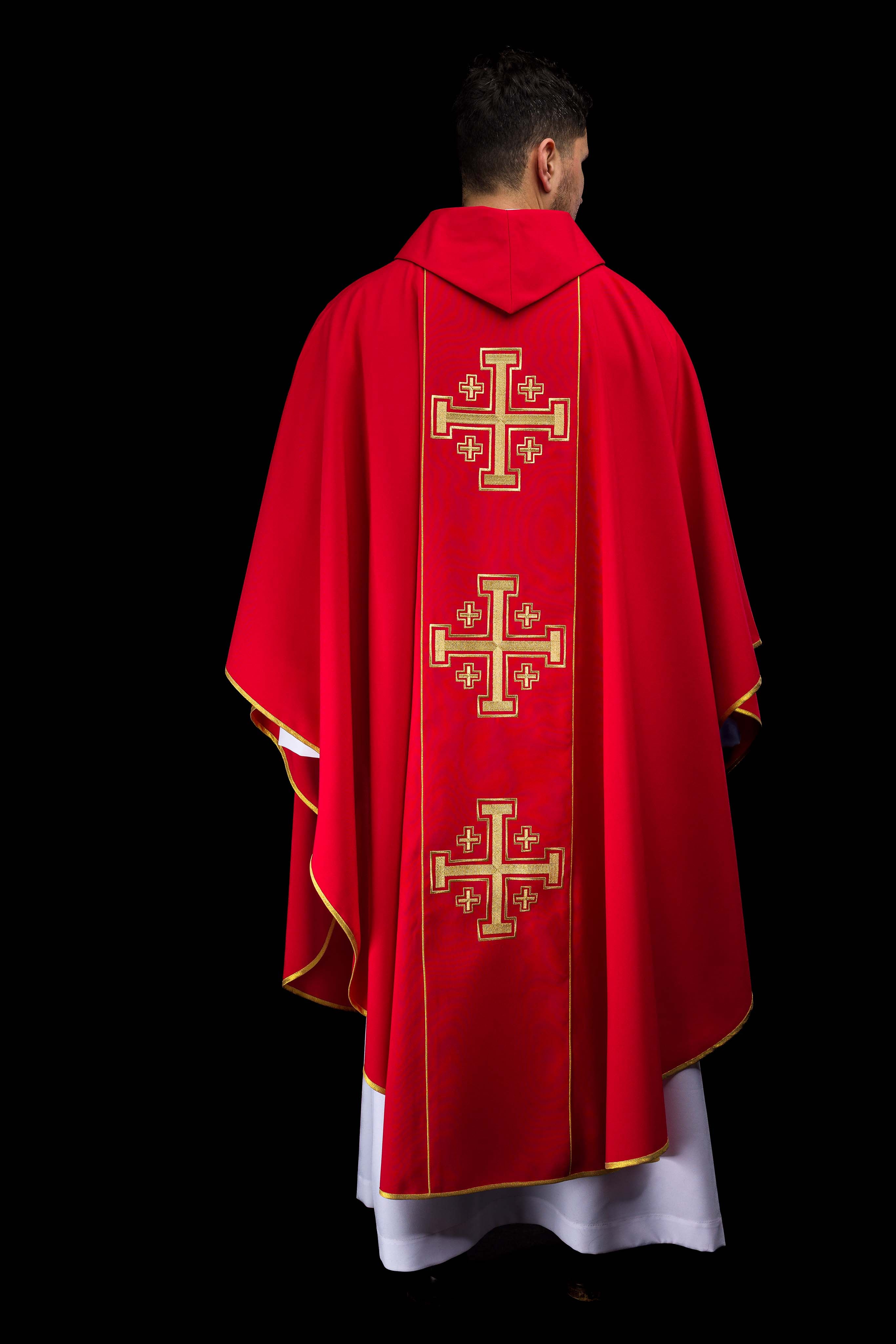 Ornat haftowany czerwony z pasem krzyże jerozolimskie - ORNATY.PL