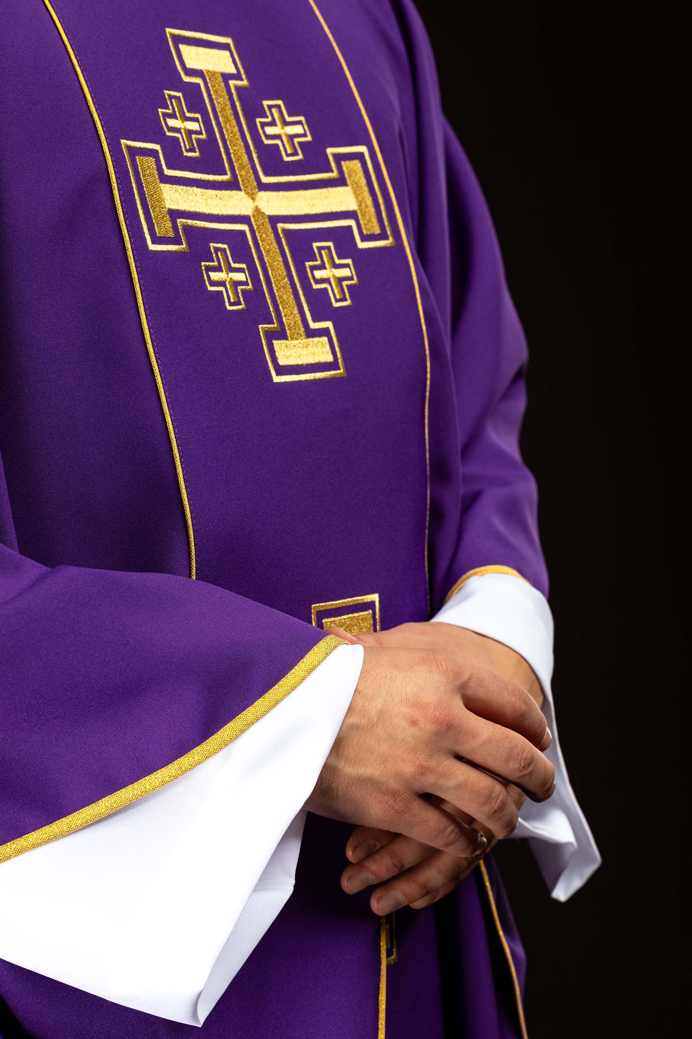 Ornat haftowany fioletowy z pasem krzyże jerozolimskie - ORNATY.PL