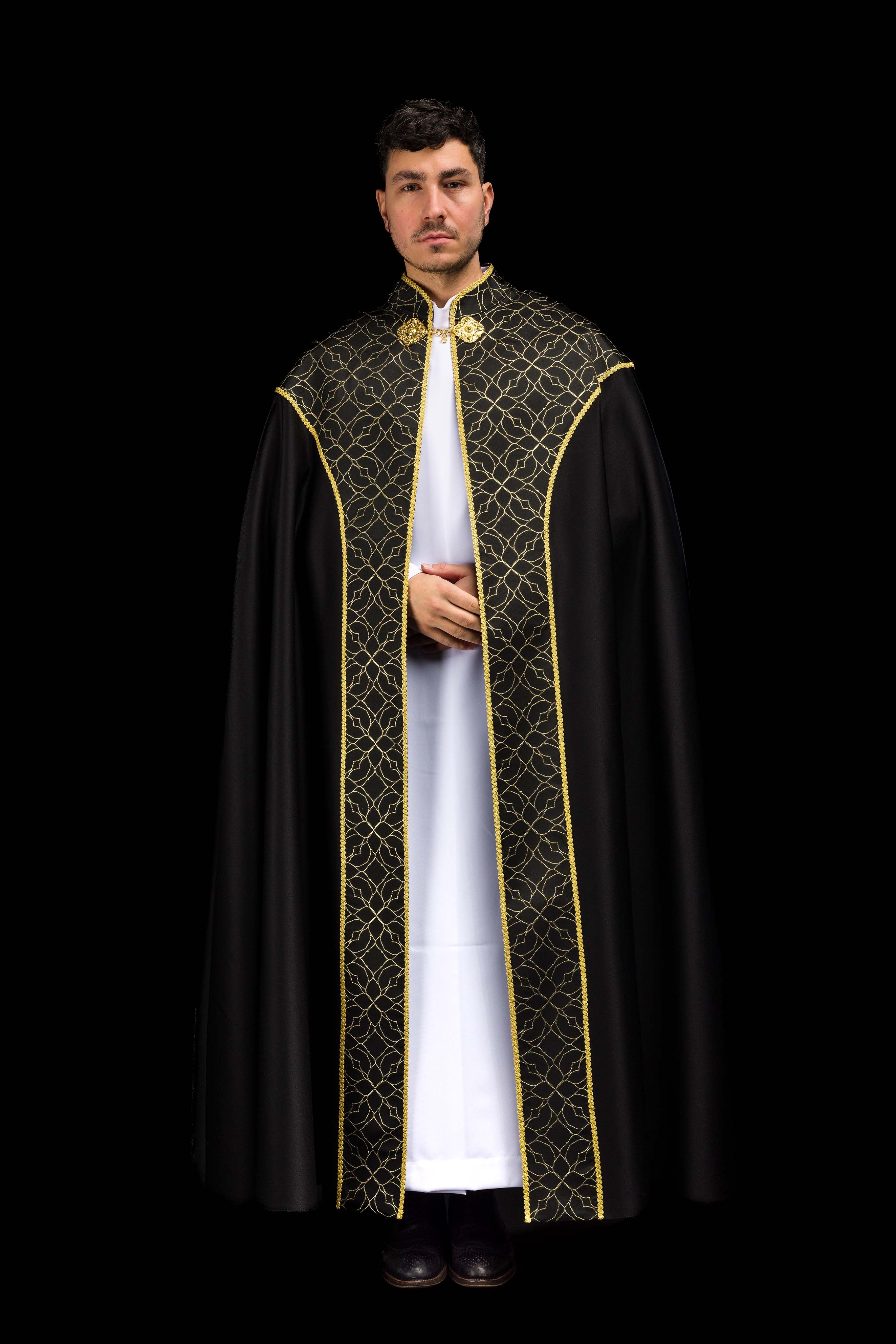 Vyšívaná kapa zdobená čiernou žakárovou tkaninou