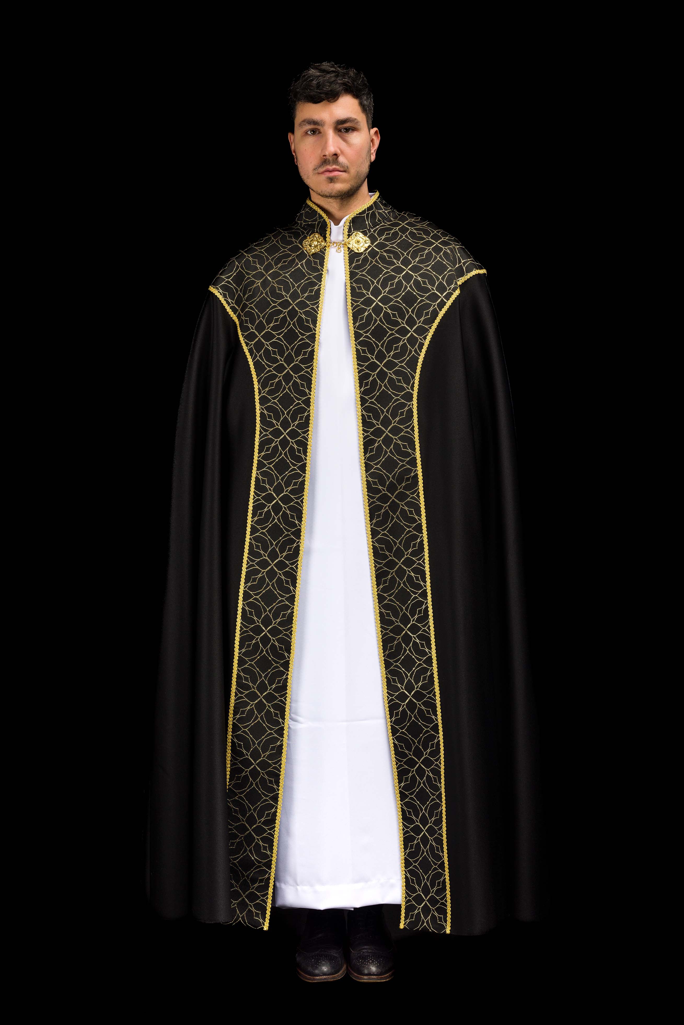 Vyšívaná kapa zdobená čiernou žakárovou tkaninou